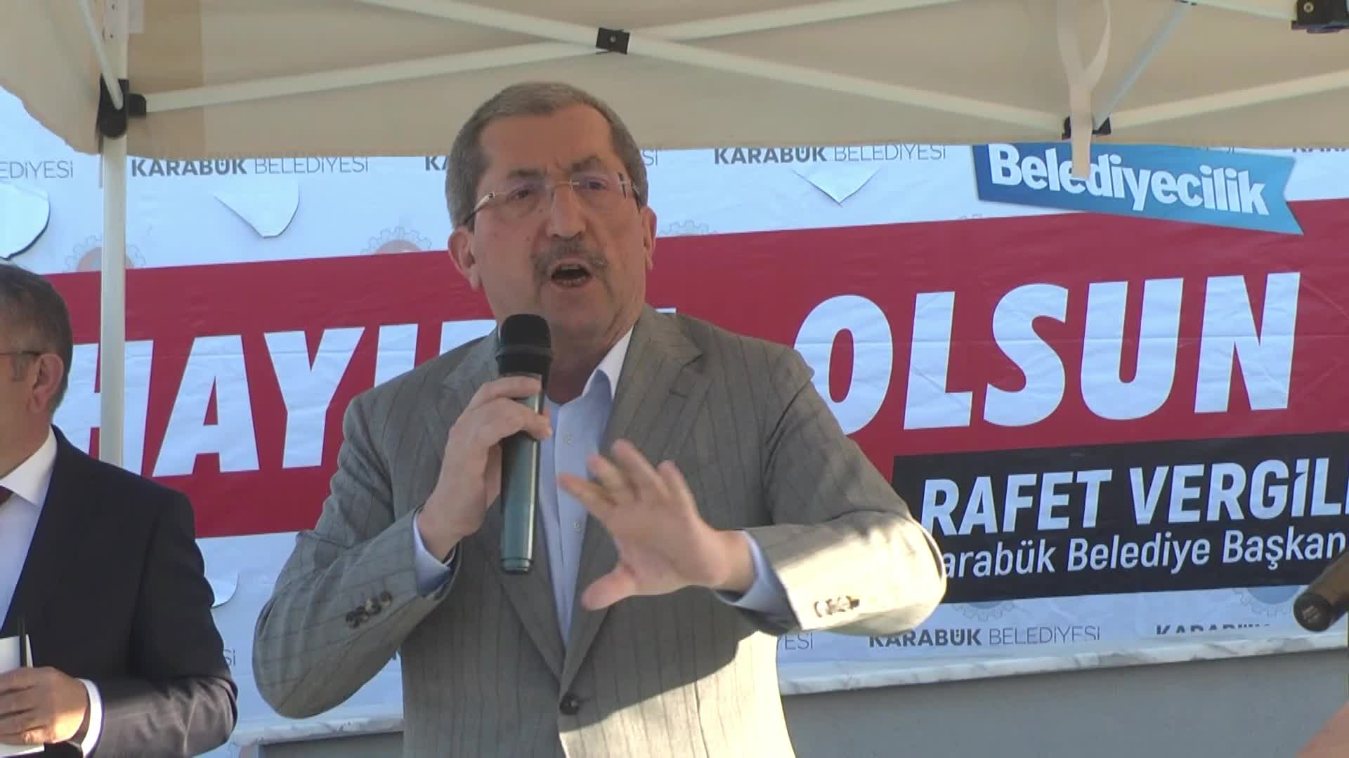 KARABÜK BELEDİYE BAŞKANI VERGİLİ: SEN NE YAŞAM ALEMİ İSTİYORSUN. ÇOCUKLUĞUMDA DÖRT TANE PAVYON VARDI, ŞİMDİ YOK. BUNLARA MI ÖZENİYORSUNUZ?