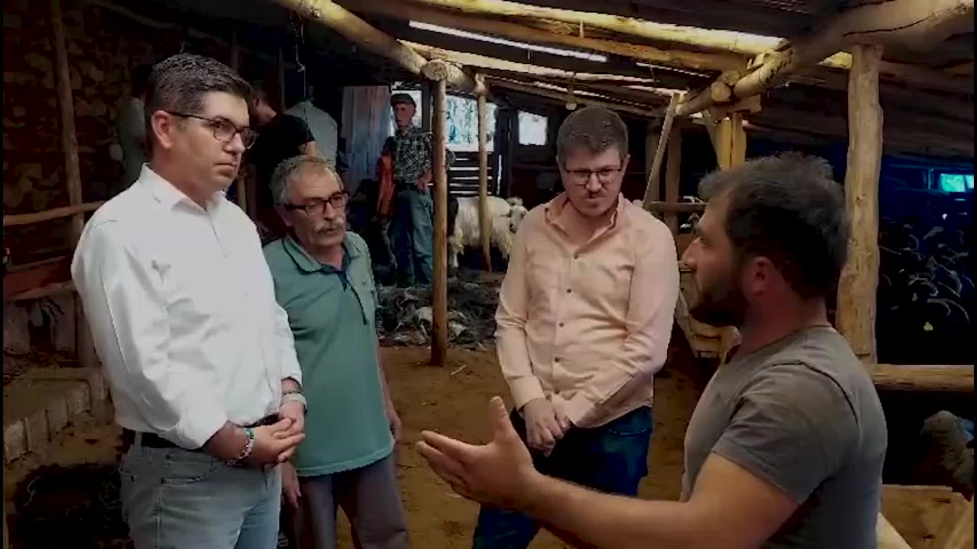 ISPARTALI BESİCİ: "BİZE KREDİ İLE MAL ALMAMIZI SÖYLEDİLER, BUGÜN GELDİĞİMİZ NOKTADA KREDİ İLE HAYVAN ALAN HERKES MAALESEF BATTI"