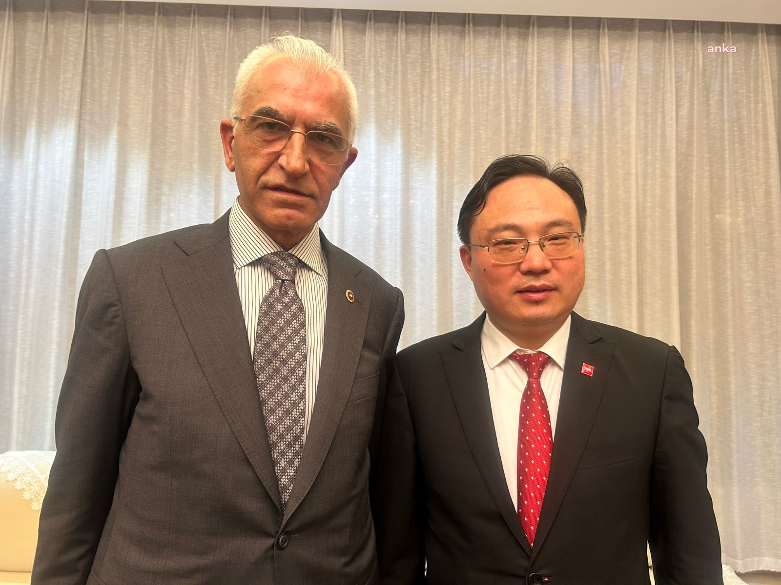 CHP’NİN 100. YILI ÇİN’DE DE KUTLANDI: YÜKSEL MANSUR KILINÇ, ÇİN DEVLET İNSANI PİNGSHENG'E CHP’NİN 100. YIL ROZETİNİ TAKDİM ETTİ