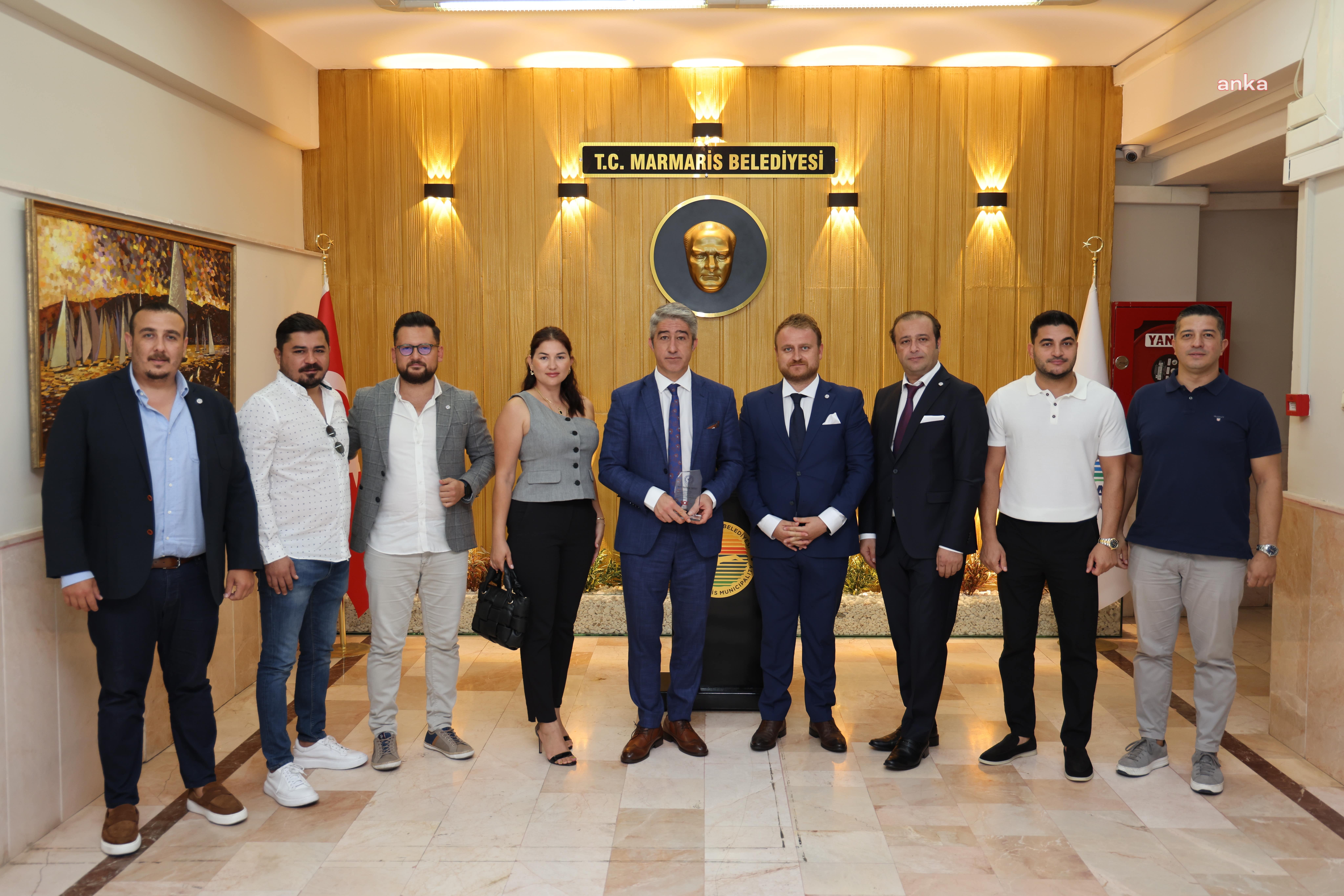 GENÇ İŞ İNSANLARI’NDAN MARMARİS BELEDİYE BAŞKANI OKTAY’A PLAKET