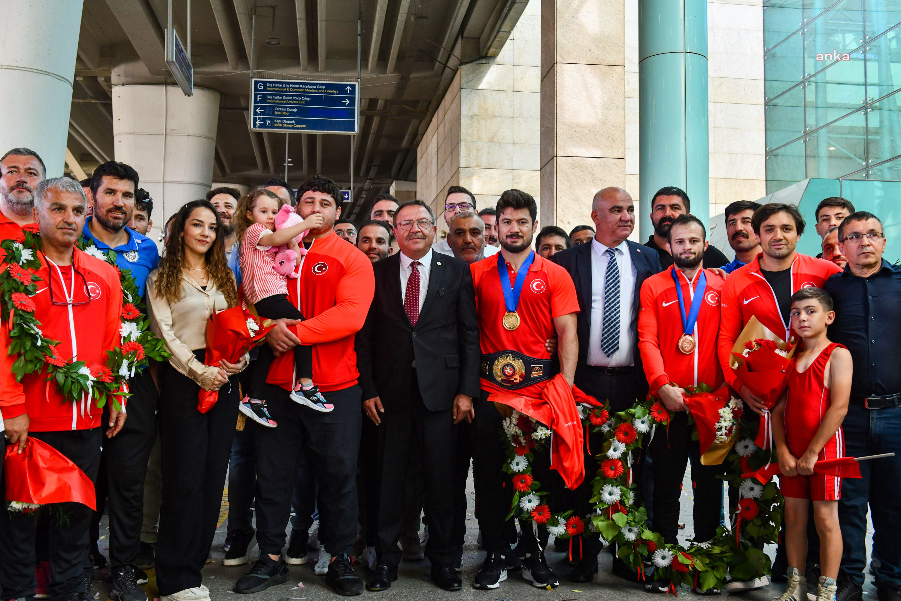 ASKİ SPORLU ŞAMPİYON MİLLİ GÜREŞÇİLERE BAŞKENTTE COŞKULU KARŞILAMA