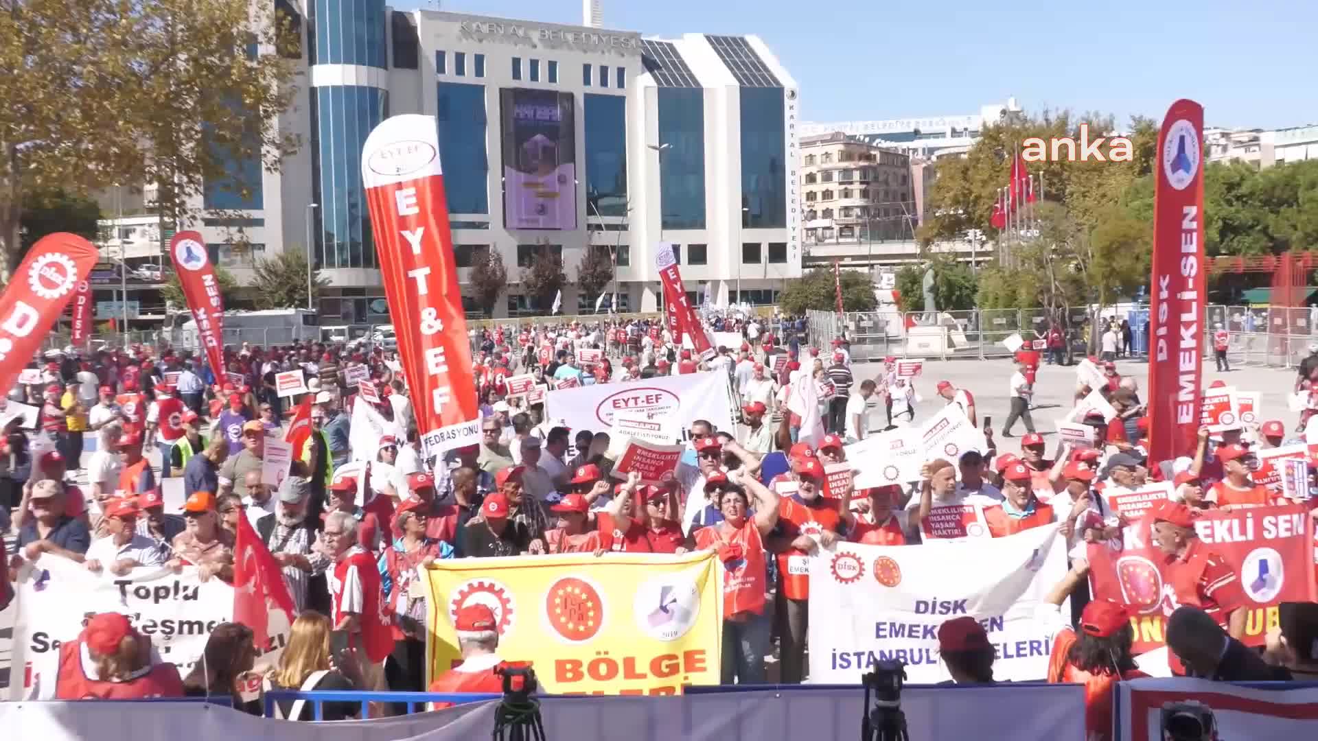 DİSK: "MİLYONLARI KAPSAYAN EMEKLİLİK SİSTEMİNİN GETİRDİĞİ EŞİTSİZLİKLER EMEKLİLİKTE ADALET SORUNUNU DERİNLEŞTİRİYOR"