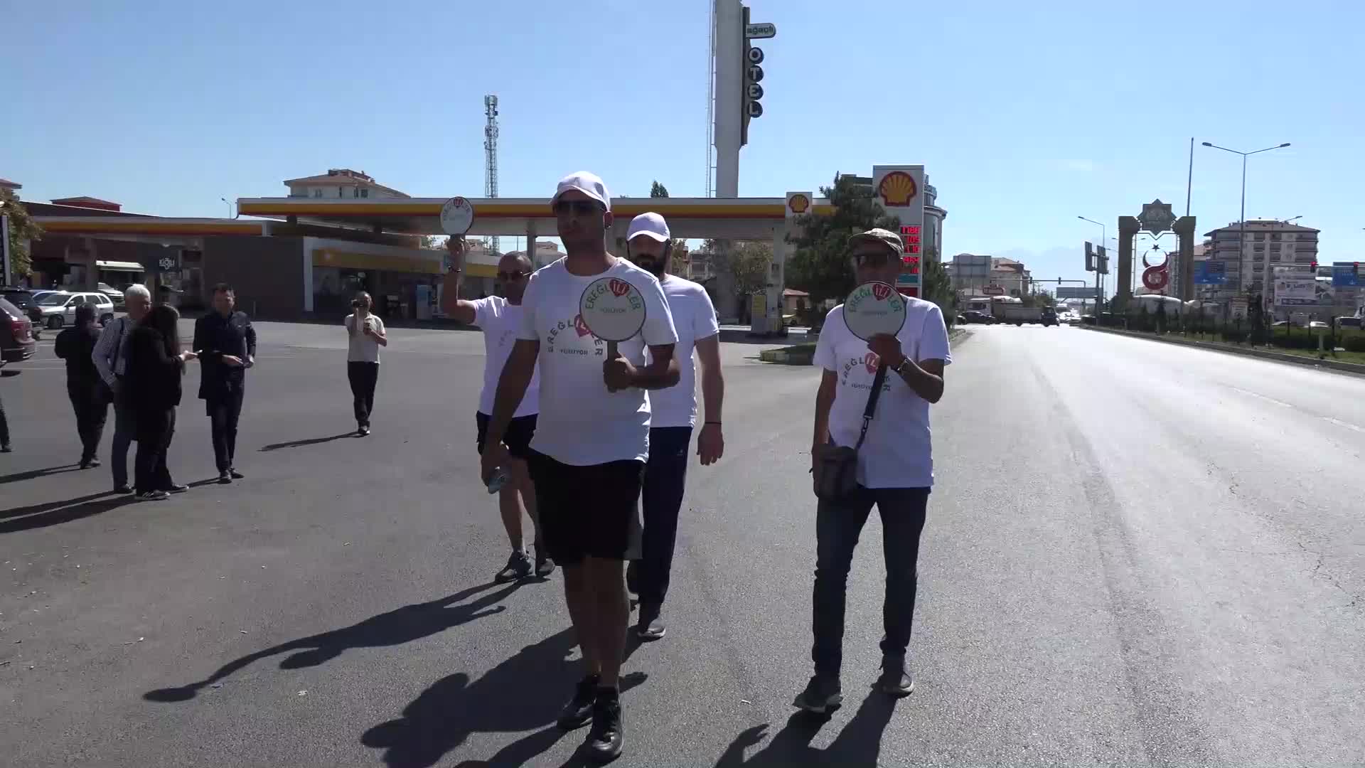 CHP KONYA EREĞLİ İLÇE BAKANI VE BERABERİNDEKİLER, EREĞLİ'NİN İL OLMASI İÇİN TBMM'YE YÜRÜYOR