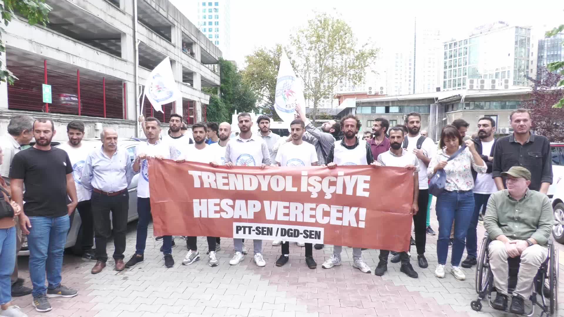 İŞTEN ÇIKARILAN TRENDYOL İŞÇİLERİNDEN ŞİRKETİN GENEL MERKEZİ ÖNÜNDE EYLEM: “BİZİ YALNIZLAŞTIRMAYA VE KÖLELEŞTİRMEYE DOĞRU İLERLETİYORLARDI”