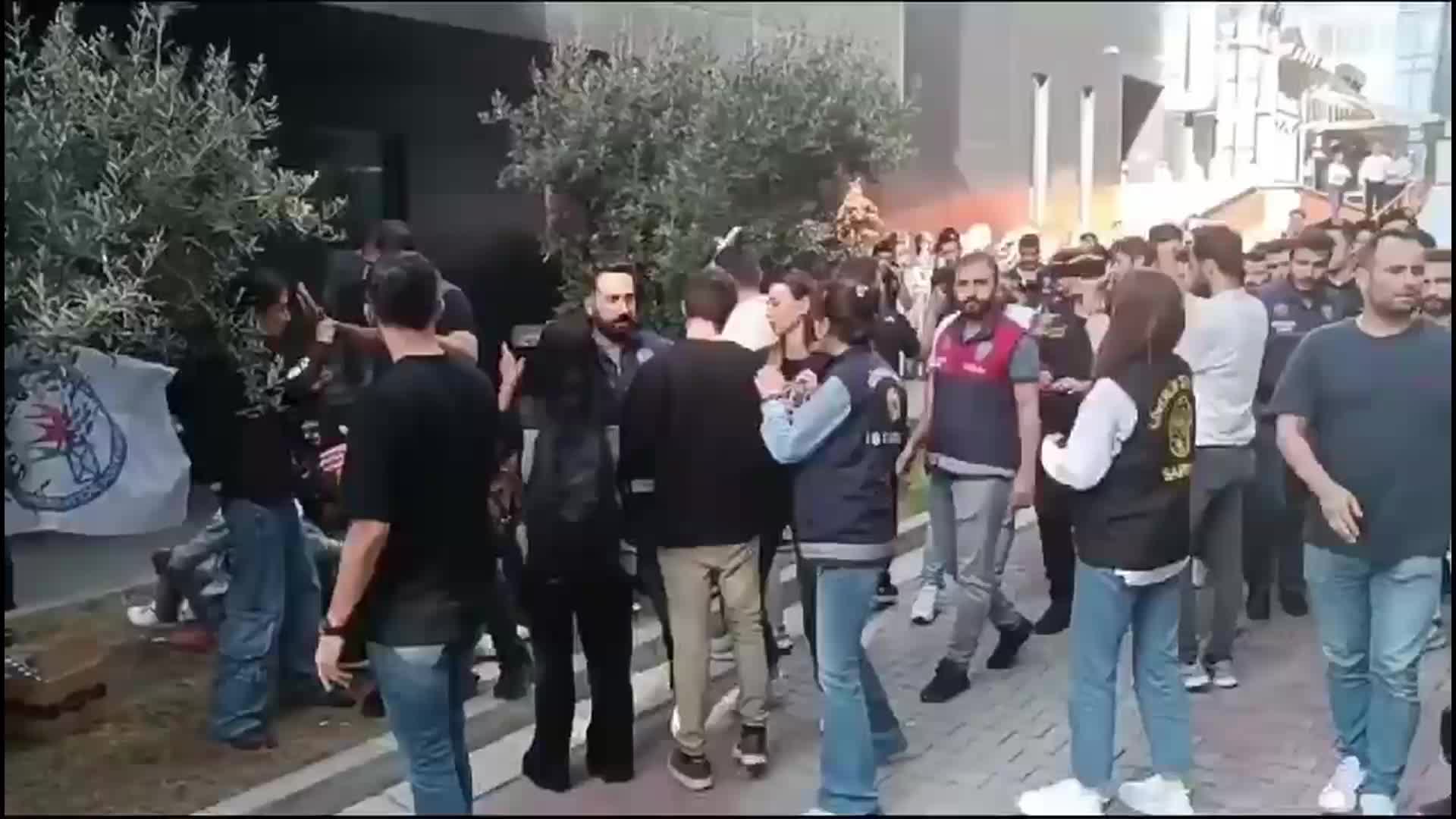 İŞTEN ÇIKARILAN TRENDYOL İŞÇİLERİNİN ŞİRKET ÖNÜNDEKİ OTURMA EYLEMİNE POLİS MÜDAHALE ETTİ: 15 KİŞİ GÖZALTINA ALINDI