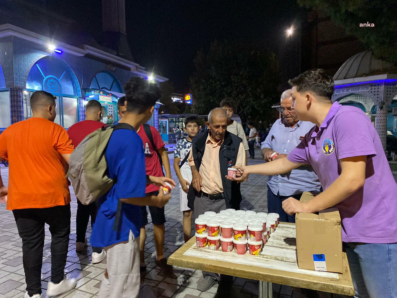 TURGUTLU BELEDİYESİ'NDEN MEVLİD KANDİLİ’NDE DONDURMA İKRAMI