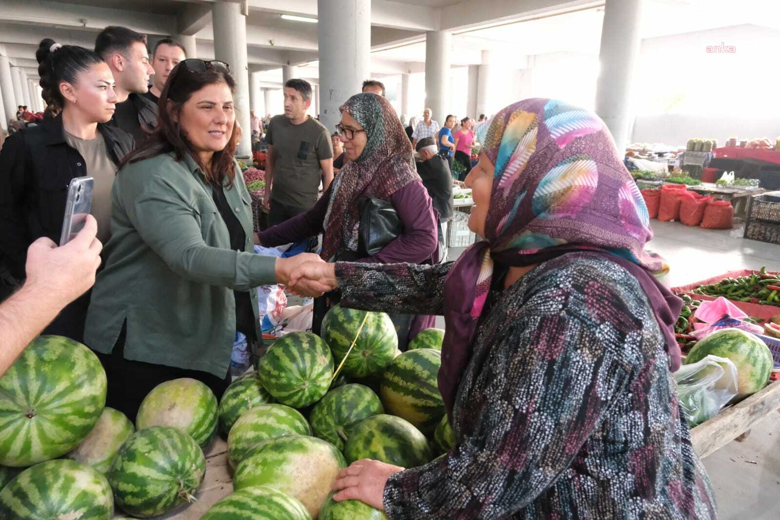 ÖZLEM ÇERÇİOĞLU, YENİPAZAR ÇARŞAMBA PAZARI’NDA VATANDAŞLARLA BULUŞTU