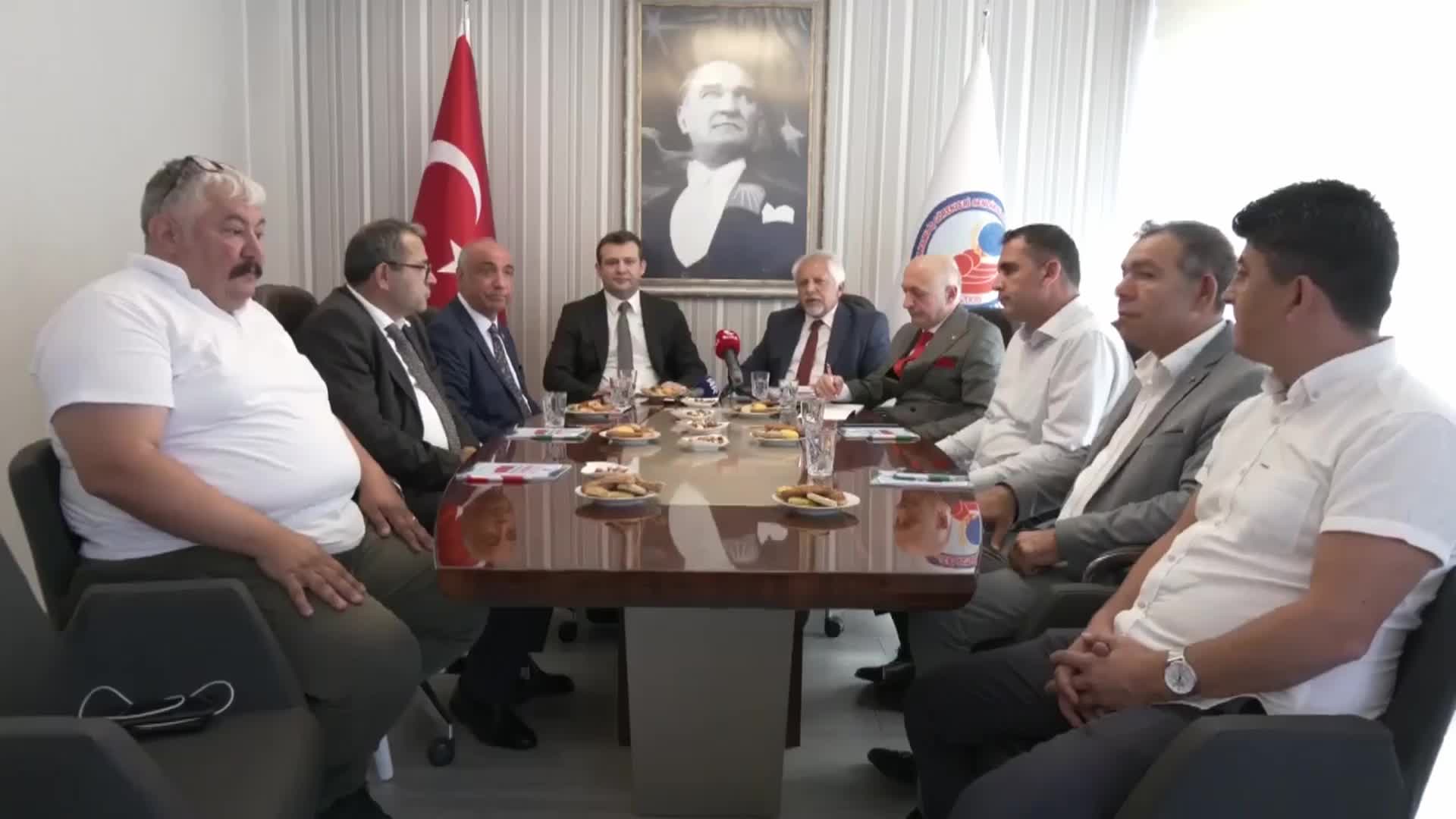 HASAN EFE UYAR'DAN BAKAN IŞIKHAN'A: “SAYIN BAKAN, AKP HÜKÜMETLERİNİN KARNESİNİ BIRAKIN, KENDİ BAKANLIĞINIZIN 3,5 AYLIK KARNESİNE BAKIN. SINIFTA KALDINIZ ”