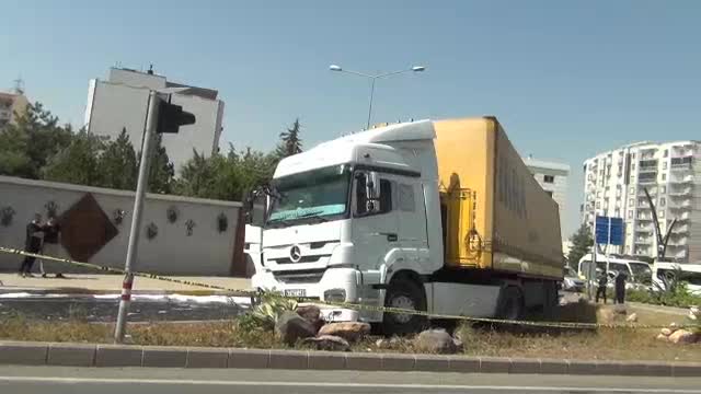 MARDİN'DE POLİSİN 'DUR' İHTİHARINA UYMAYAN TIR, LASTİKLERİNE ATEŞ EDİLEREK DURDURULDU