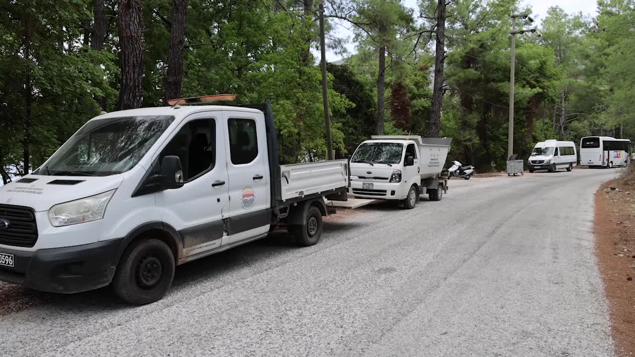 MARMARİS'TE BELEDİYE VE GÖNÜLLÜLERDEN ÇEVRE TEMİZLİĞİ