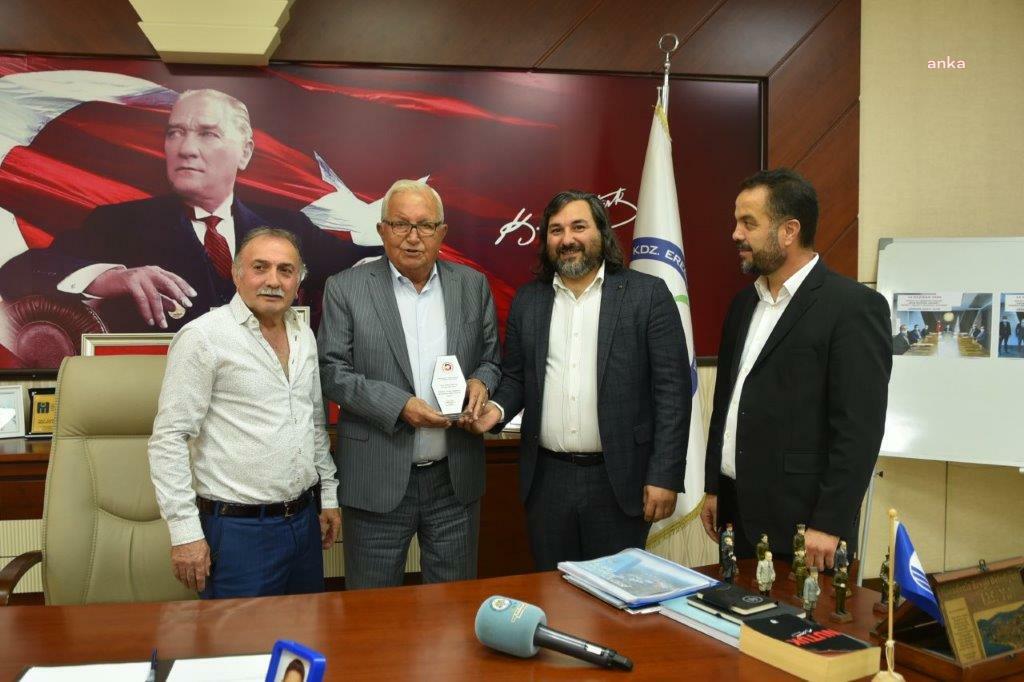 ESNAFTAN KDZ. EREĞLİ BELEDİYE BAŞKANI POSBIYIK’A TEŞEKKÜR PLAKETİ