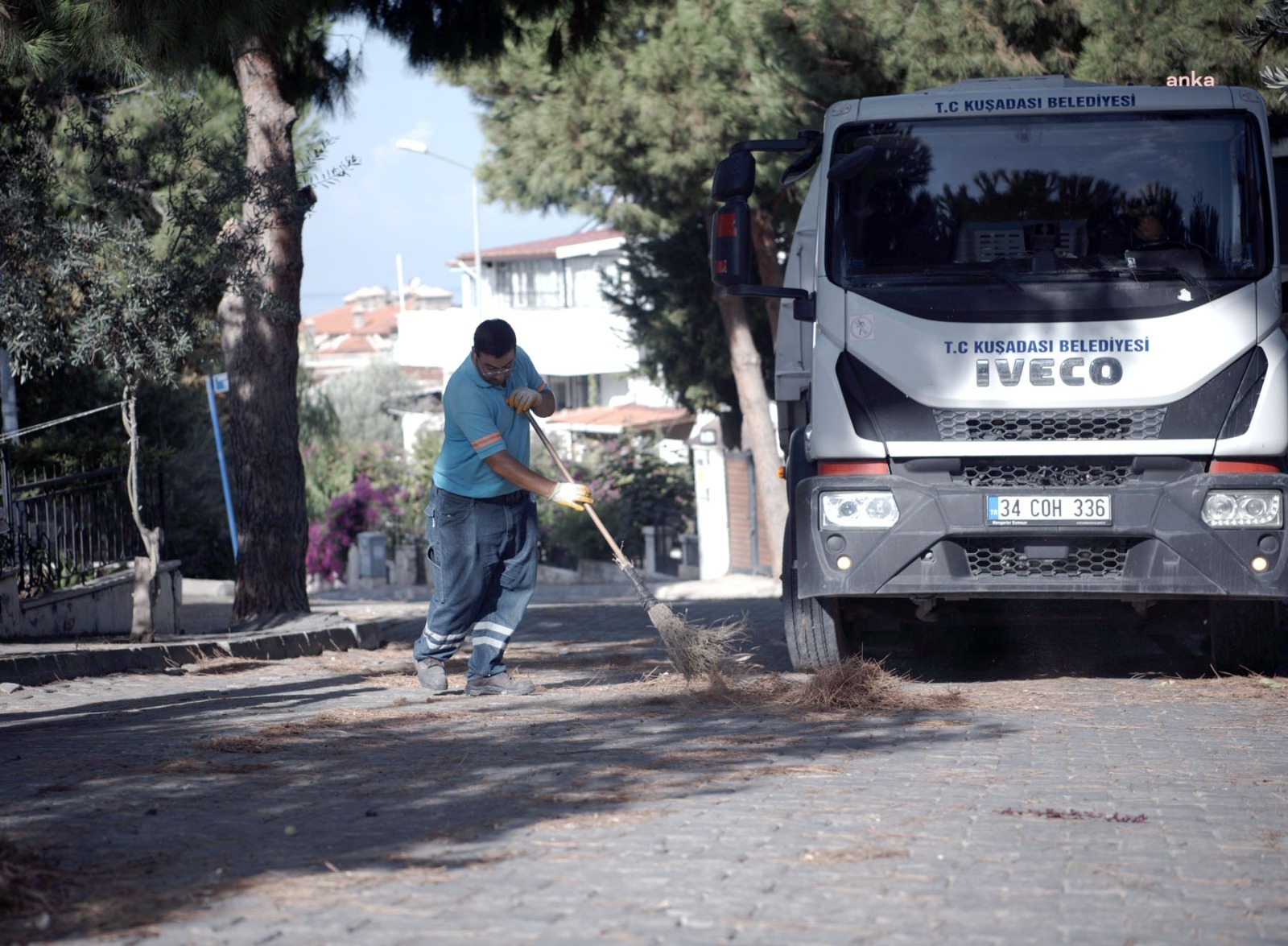 TÜRKİYE’NİN TURİZM BAŞKENTİNDE 7/24 TEMİZLİK MESAİSİ... KUŞADASI’NDA CADDE, SOKAK VE PARKLAR PIRIL PIRIL