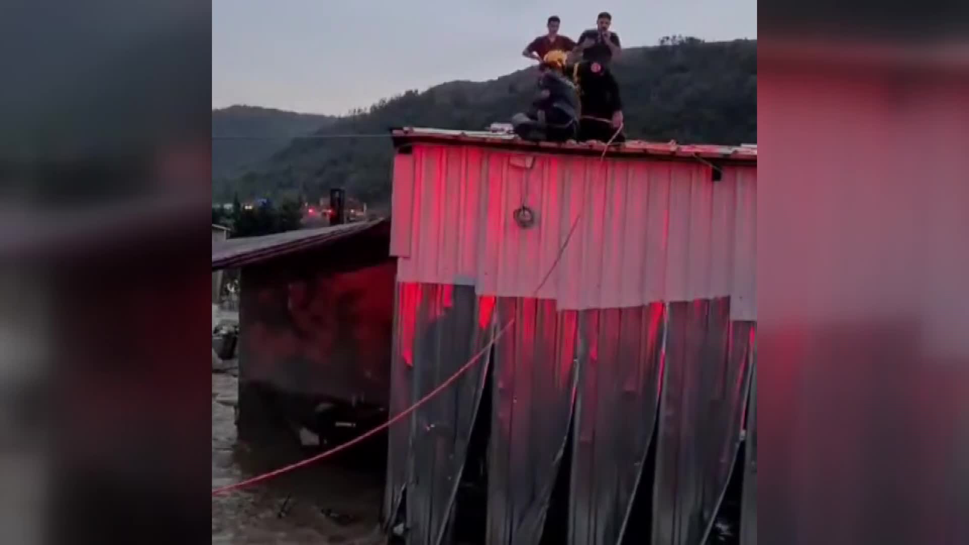 İSTANBUL'DA ETKİLİ YAĞIŞ... ARNAVUTKÖY’DE MAHSUR KALAN İŞÇİLER KURTARILDI