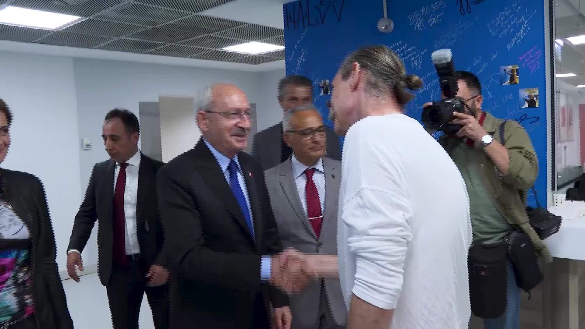 KEMAL KILIÇDAROĞLU, ERDAL VE ELVİN BEŞİKÇİOĞLU'NUN UYARLADIĞI "OTOMATİK PORTAKAL" OYUNUNU İZLEDİ