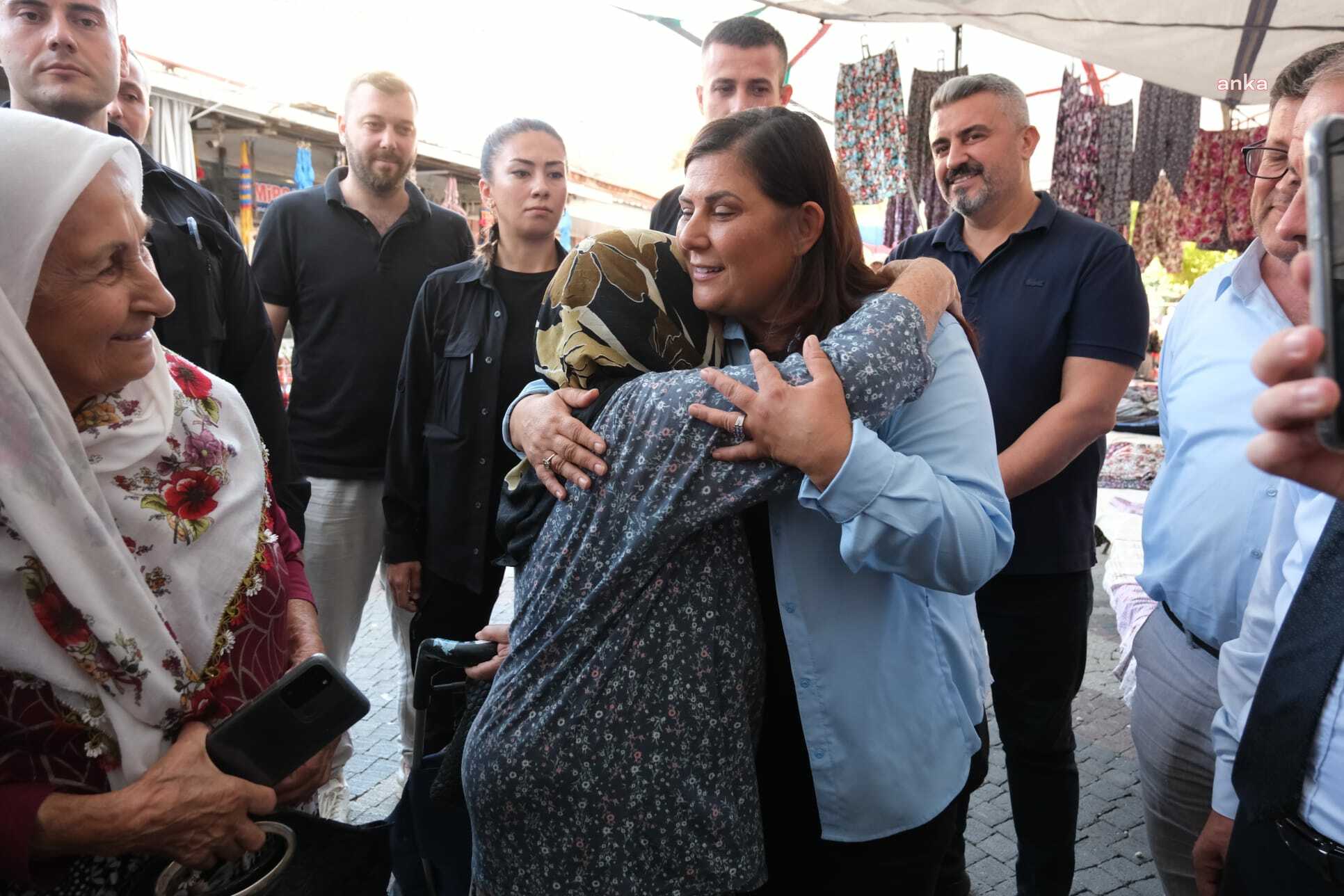 ÖZLEM ÇERÇİOĞLU, İNCİRLİOVA PAZARI’NDA VATANDAŞLARLA BULUŞTU