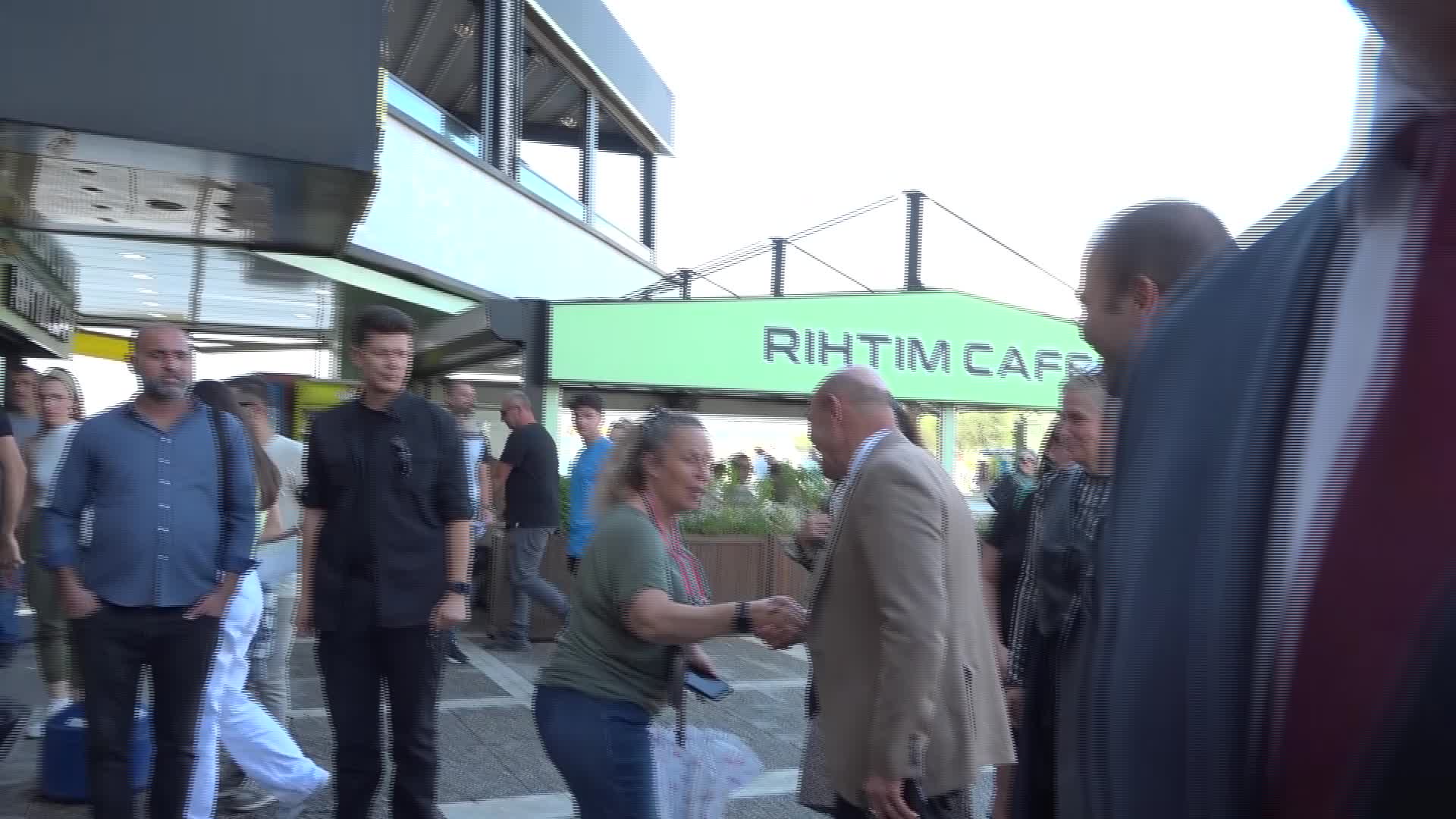 İZMİR’DE TİYATRO ŞEHRİN KILCALLARINA YAYILIYOR