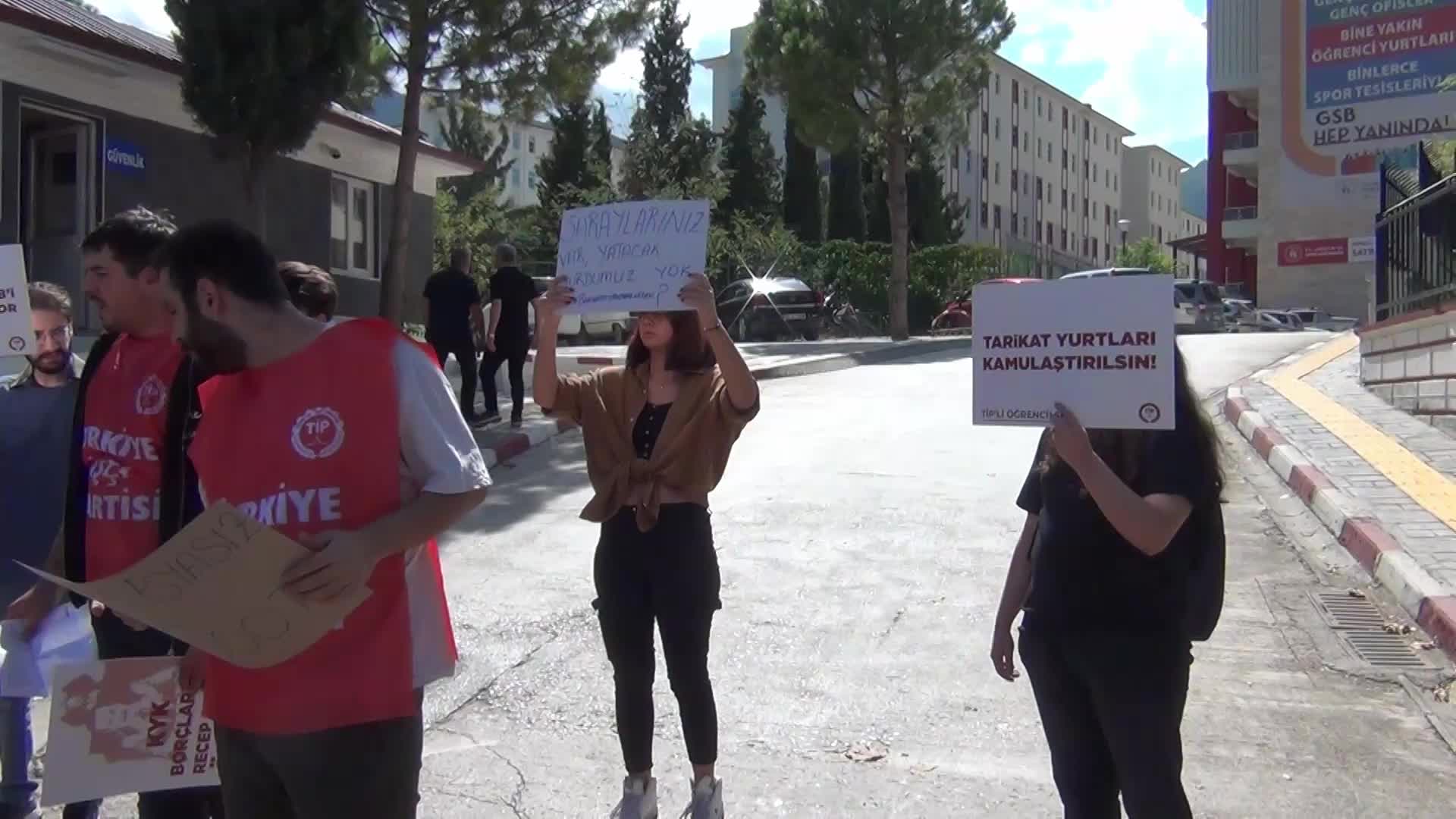DENİZLİ'DE TİP'Lİ ÖĞRENCİLER GENÇLİK VE SPOR İL MÜDÜRLÜĞÜ ÖNÜNDE 'BARINAMIYORUZ' EYLEMİ YAPTI