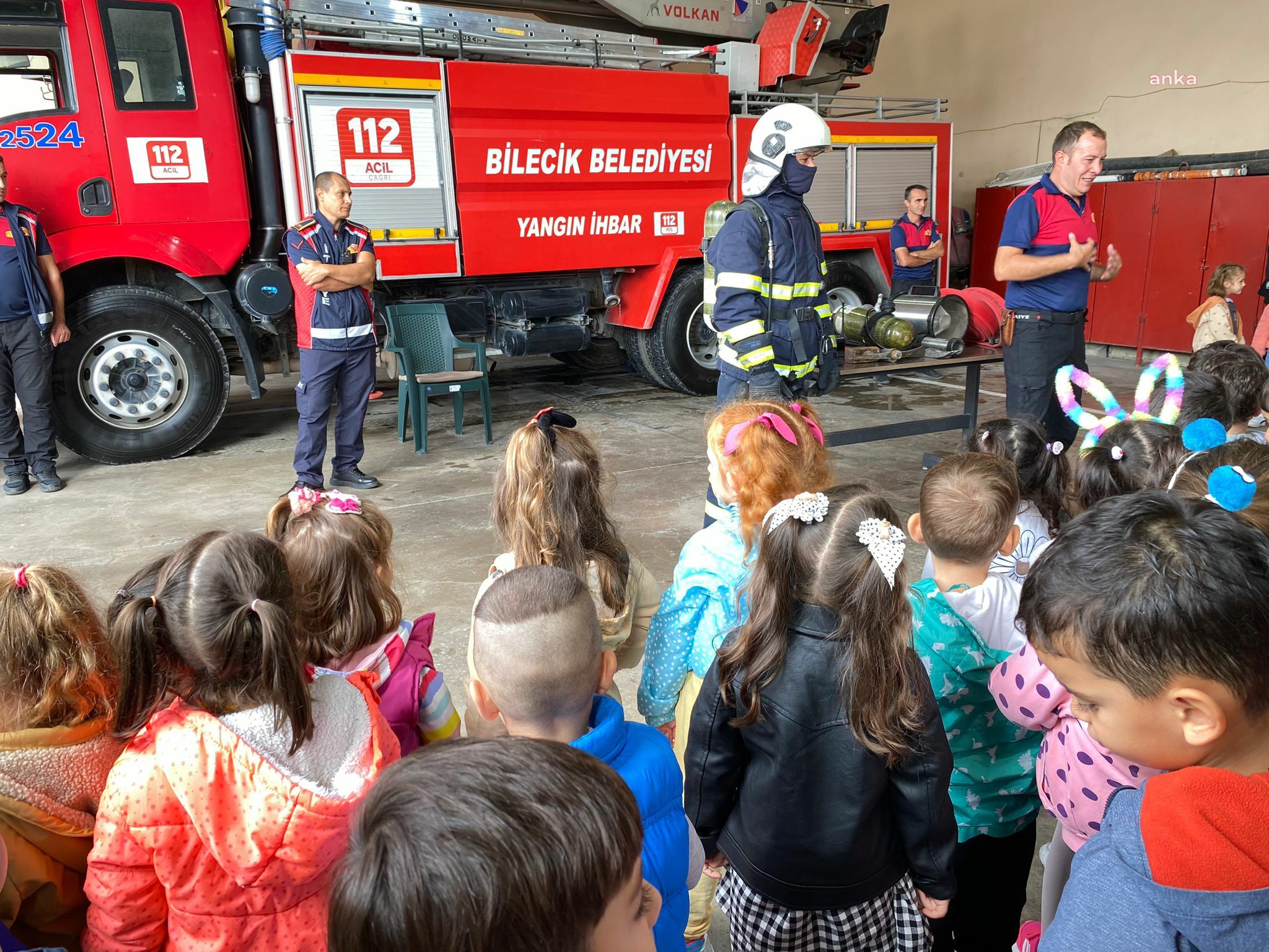 BİLECİK'TE ÖĞRENCİLER İTFAİYECİ AMCALARINI ZİYARET ETTİ
