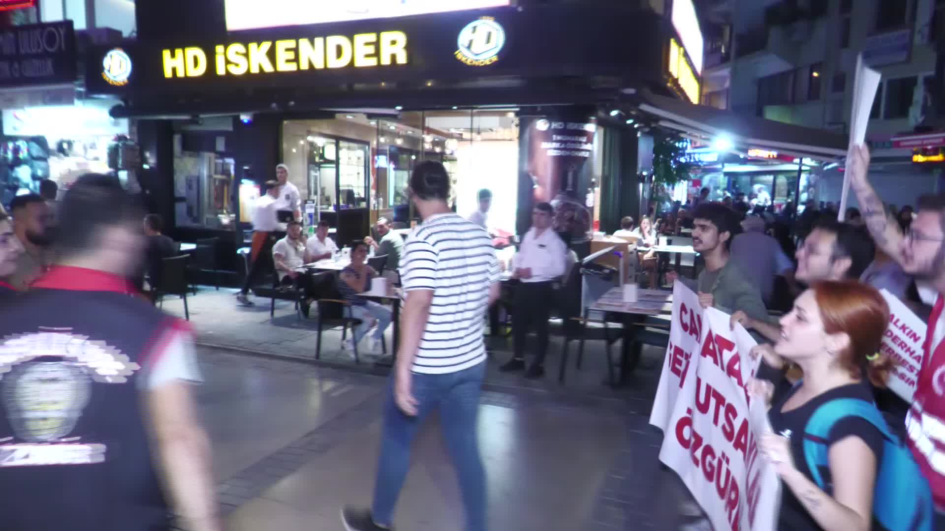 TİP İZMİR İL ÖRGÜTÜ, YARGITAY'IN GEZİ DAVASI KARARINI PROTESTO ETTİ; PARTİLİLERİN PANKARTLI YÜRÜYÜŞÜNE POLİS ENGEL OLDU