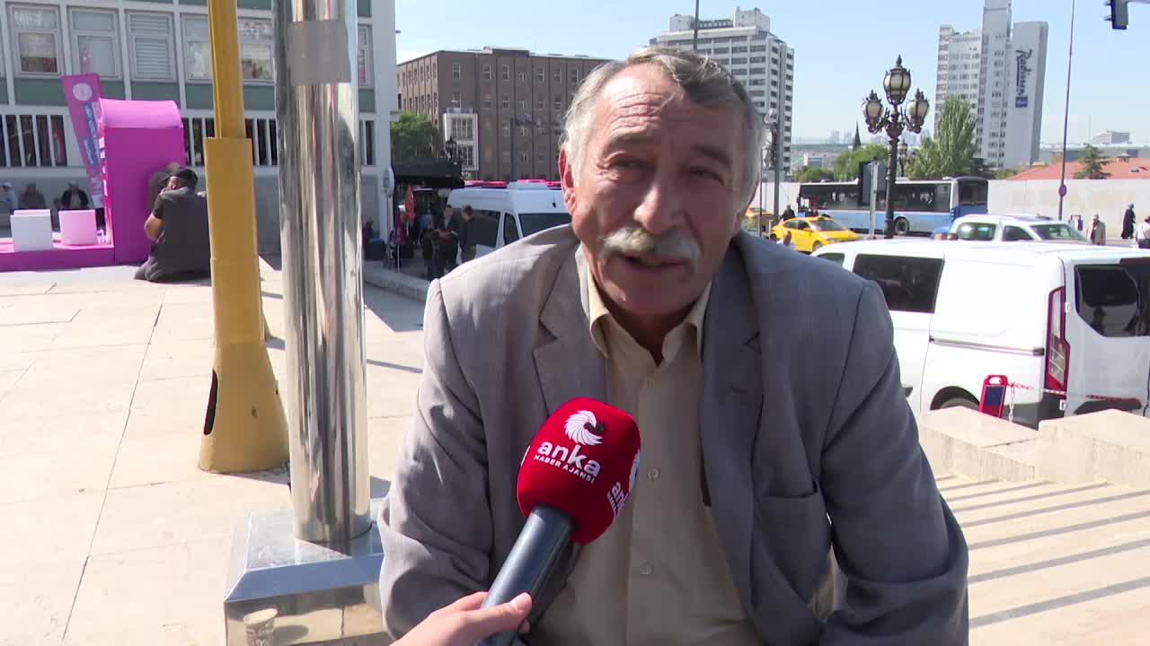 ULUS MEYDANI ANKARA'DAKİ EMEKLİLERİN EN UCUZ SOSYALLEŞME ALANI... GEÇİNEMEYEN EMEKLİLER: "BU KADAR HAKİR GÖRÜLMEYE LAYIK MIYIZ? BİZ DE BU ÜLKENİN VATANDAŞLARIYIZ"