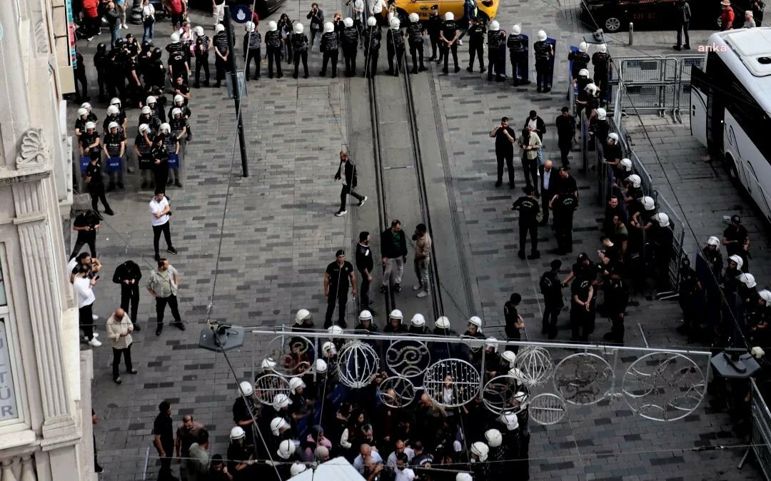 CUMARTESİ ANNELERİ'NİN 965'NCİ HAFTA BULUŞMASI'NA POLİS MÜDAHALESİ: 26 KİŞİ GÖZALTINA ALINDI