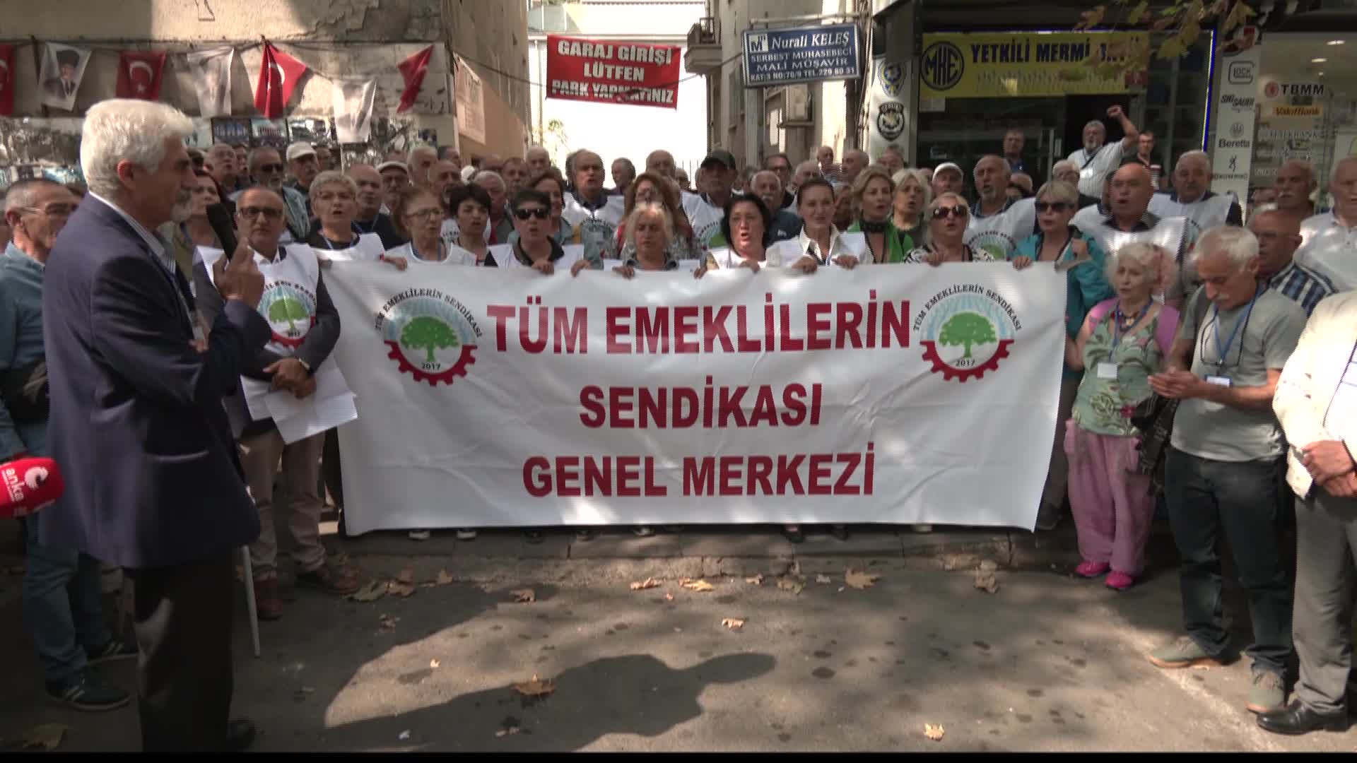 EMEKLİLER, ANKARA'DA MAAŞLARINI PROTESTO ETTİ: "BİZE UMUT DEĞİL, EKMEK LAZIM. BİZE İNSANCA YAŞANACAK GELİR LAZIM"