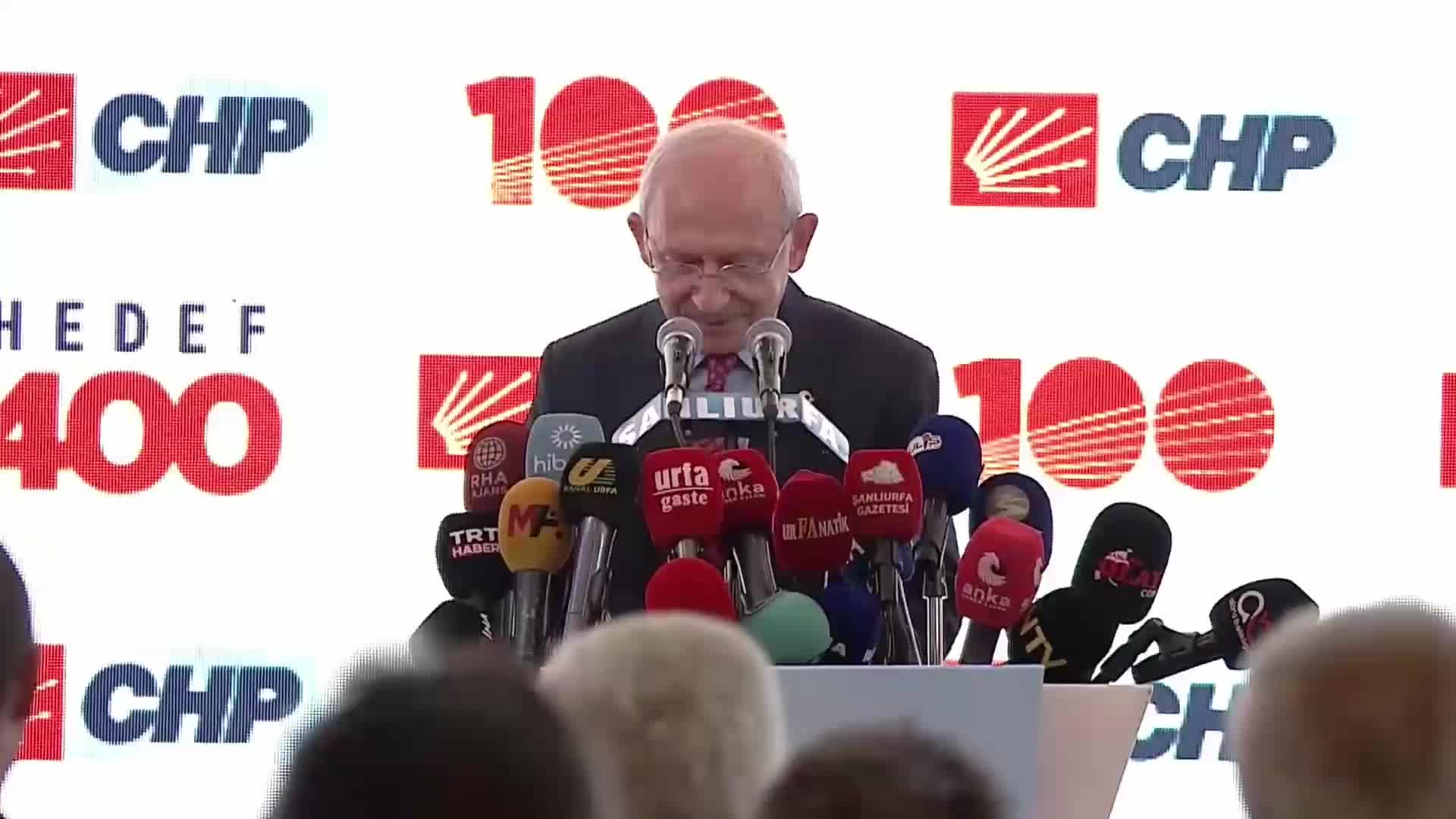 KILIÇDAROĞLU, ŞANLIURFALILAR'A SESLENDİ: "SÖZ VERİYORUM, ELEKTRİK İÇİN SÖZ VERDİM, DERSLİK İÇİN DE SÖZ VERİYORUM, BÜYÜKŞEHİR BELEDİYE BAŞKANLIĞINI BİZE VERECEKSİNİZ, EN GEÇ 1 YIL İÇİNDE 5 BİN DERSLİĞİ MEB'E TESLİM EDECEĞİZ"