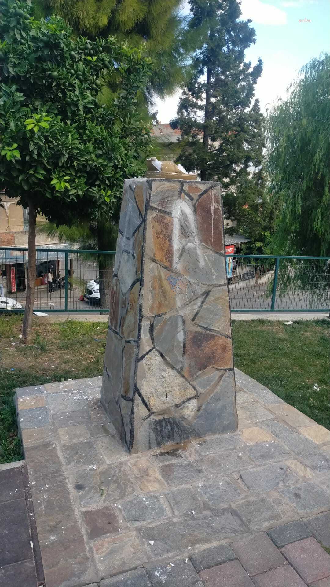 KONAK’TA ATATÜRK BÜSTÜNE ÇİRKİN SALDIRI