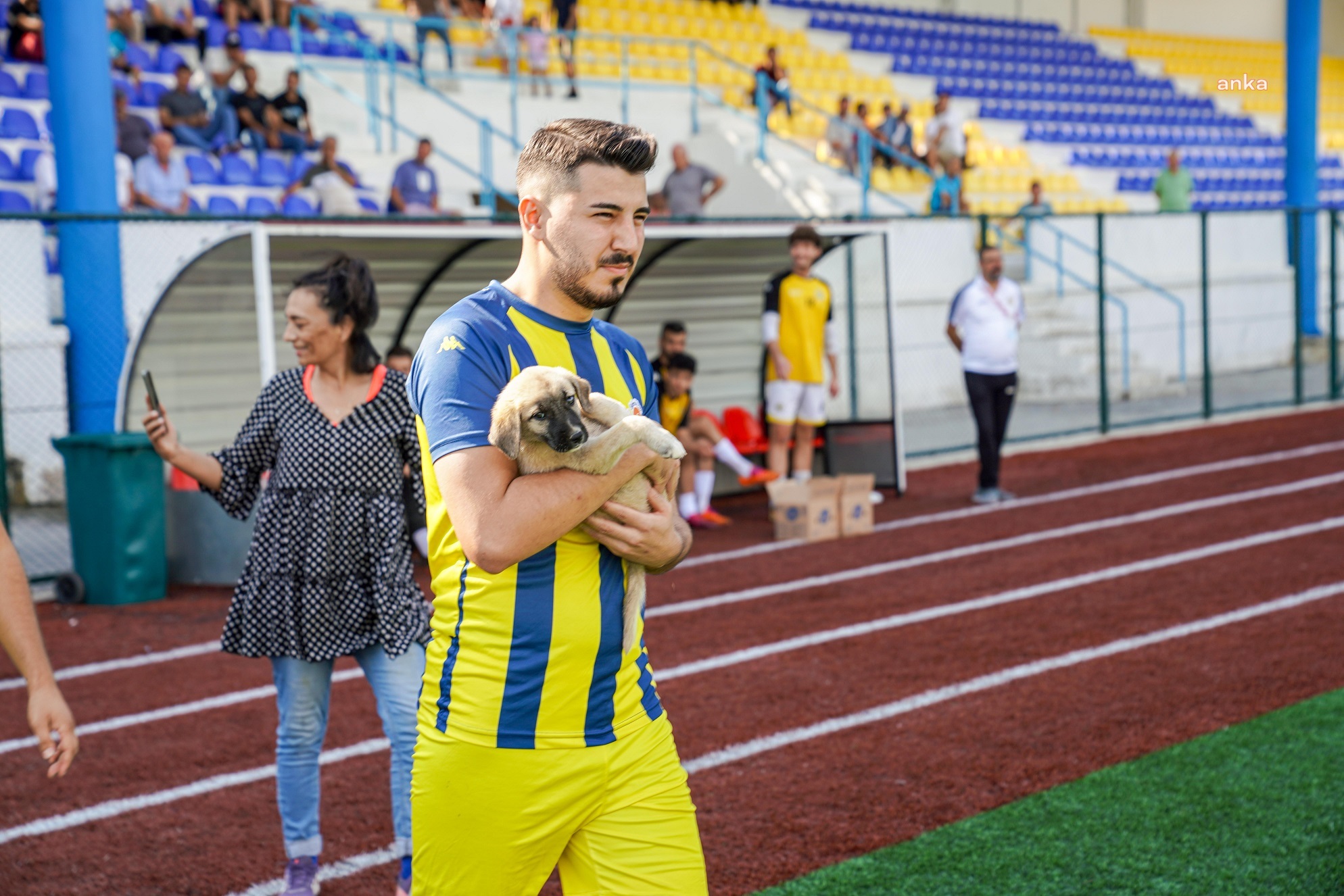 SAKİN ŞEHİR SEFERİHİSAR SPORLU FUTBOLCULAR, MAÇA SAHİPLENDİRİLMEYİ BEKLEYEN KÖPEKLERLE ÇIKTILAR