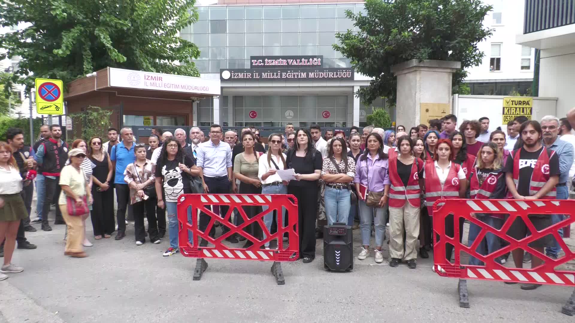 İZMİR'DE VELİLERDEN TACİZ TEPKİSİ: "ELİ KOLU SERBEST ŞEKİLDE ORTALIKTA DOLANAN BU ŞAHIS HEM BİZİM ÇOCUKLARIMIZ HEM DE DIŞARIDAKİ DİĞER ÇOCUKLAR İÇİN TEHDİT OLUŞTURMAKTADIR, BİZ ANNE BABALAR SON DERECE KAYGILI VE GÜVENSİZ HİSSETMEKTEYİZ!"