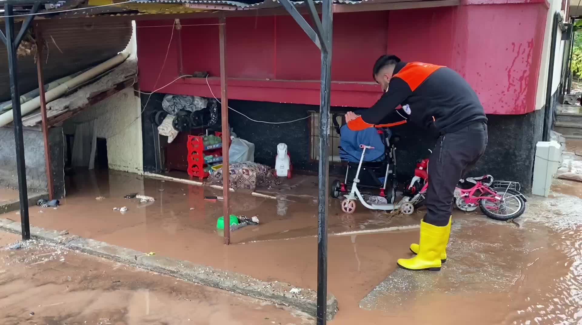 AKSARAY'DA YAĞIŞIN ETKİSİYLE İSTİNAT DUVARI ÇÖKTÜ, 4 YAŞINDAKİ ÇOCUK MAHSUR KALDI