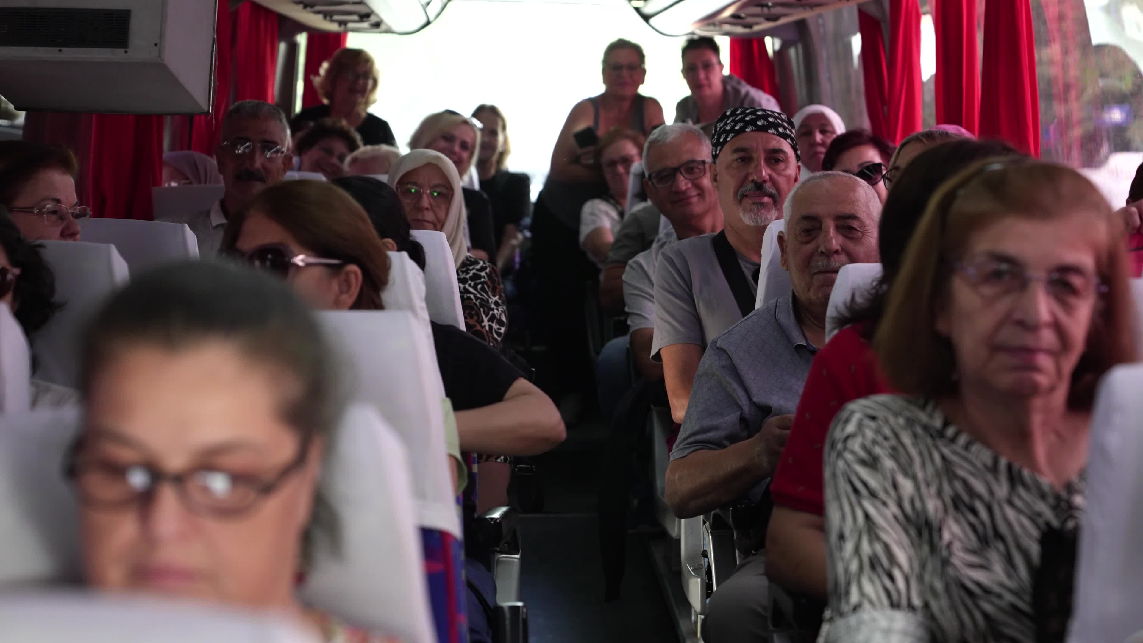 BUCA BELEDİYESİ İLÇEDE İKAMET EDEN 50 YAŞ ÜZERİ VATANDAŞLAR İÇİN ÜCRETSİZ TURİSTİK GEZİLERE BAŞLADI
