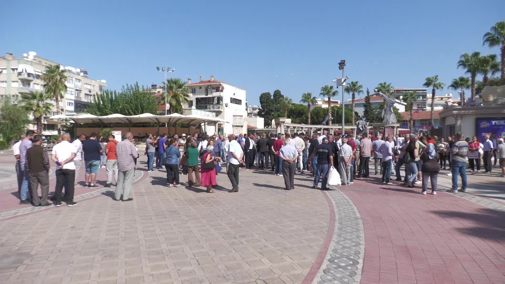 CHP MENEMEN İLÇE ÖRGÜTÜ, TAŞINMAZLARI SATAN MENEMEN BELEDİYESİNE YÜRÜYEREK SATIŞLARI PROTESTO ETTİ...