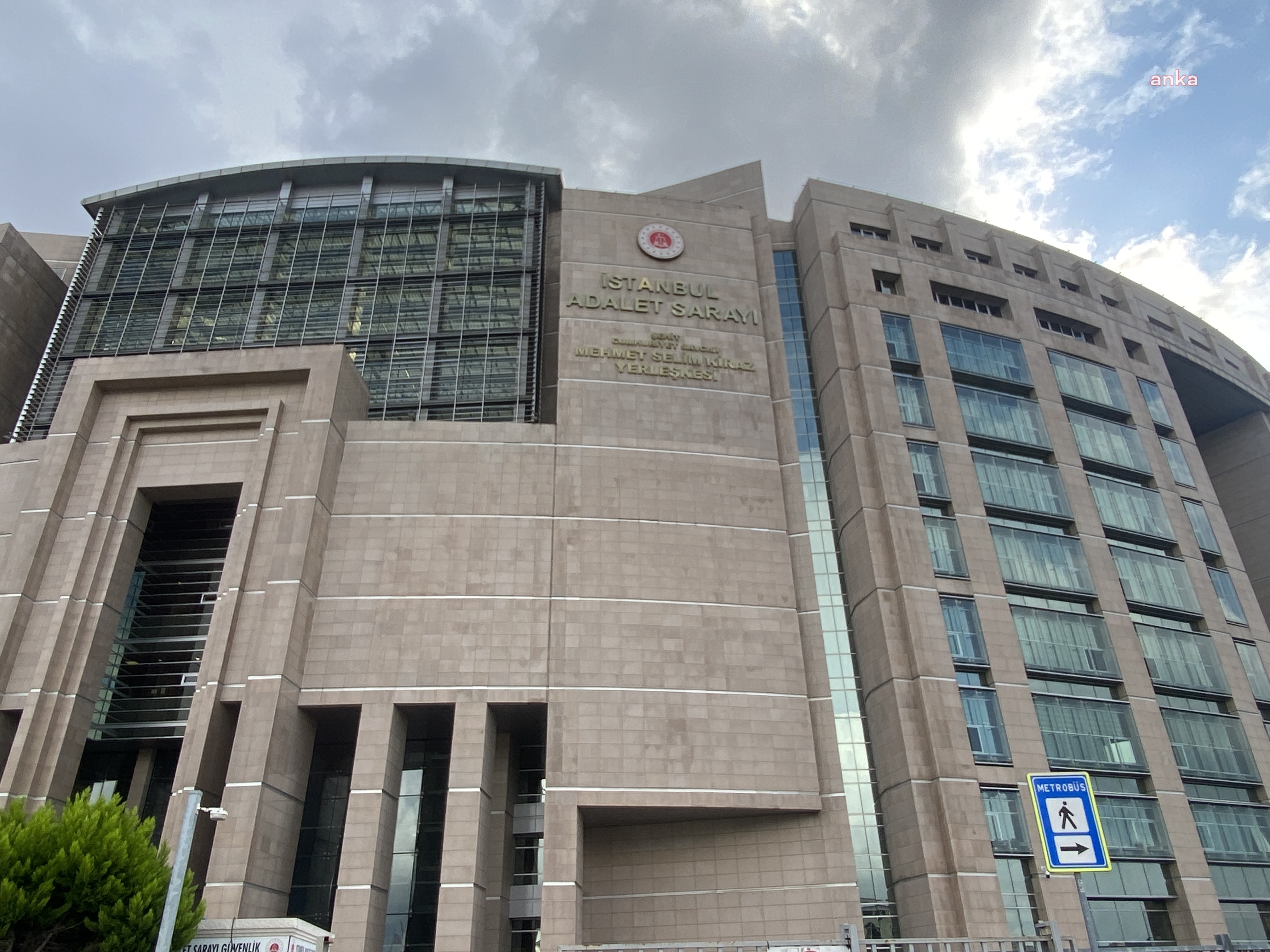 GAZETECİ AYŞENUR ARSLAN GÖZALTINA ALINDI. ARSLAN, İFADE İÇİN İSTANBUL ADLİYESİ'NE GÖTÜRÜLÜYOR