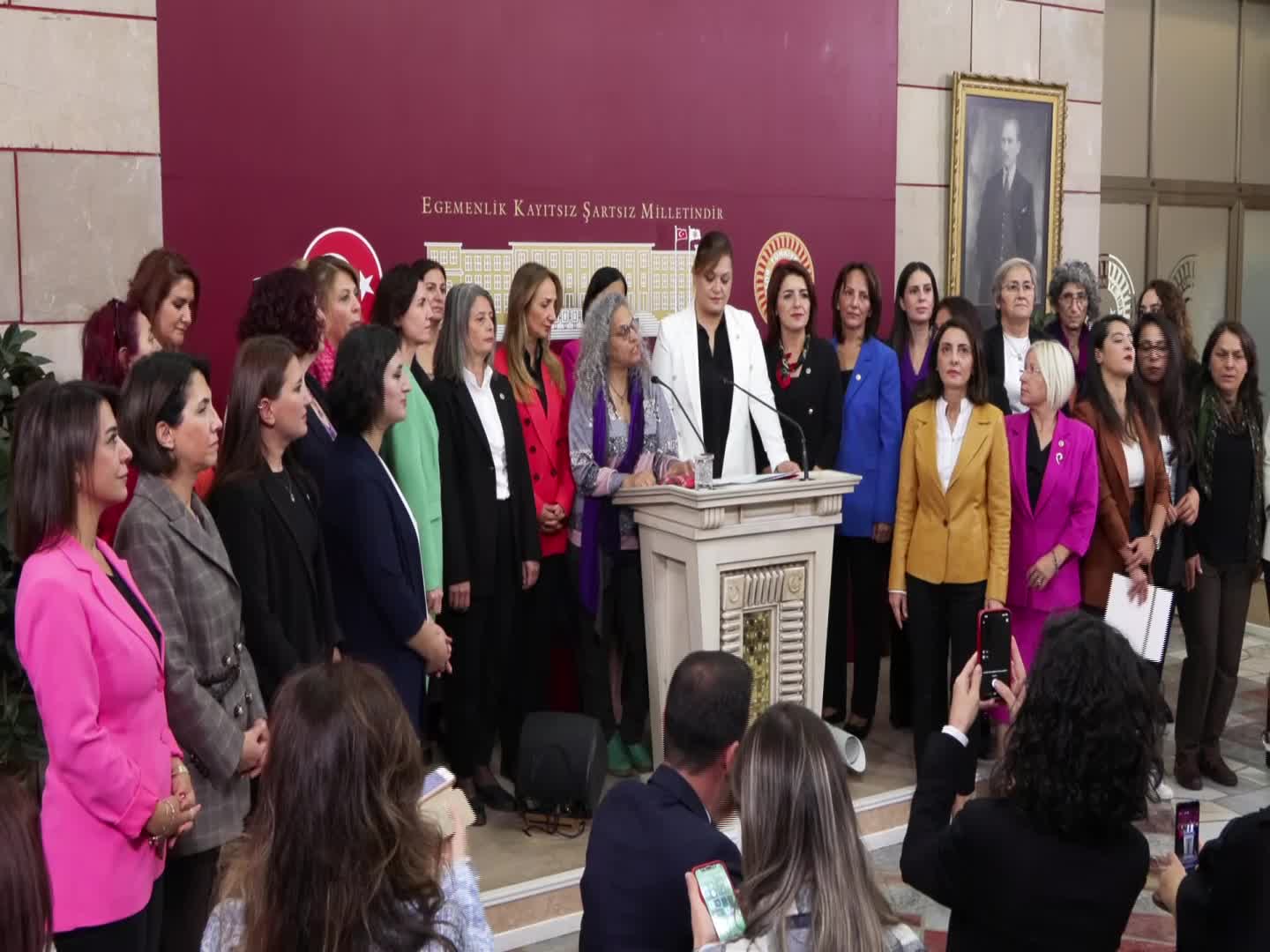 YURDUN DÖRT BİR YANINDAN KADINLAR, TBMM'YE GELDİ: "KAYGILIYIZ, ÇÜNKÜ KIZ ÇOCUKLARININ EĞİTİM HAKKINDAN KADIN SPORCULARIN SPOR YAPMA, KADINLARIN SOKAKTA ÖZGÜRCE DOLAŞABİLME GİBİ EN TEMEL HAKLARI BİLE TARTIŞMAYA AÇILDI"