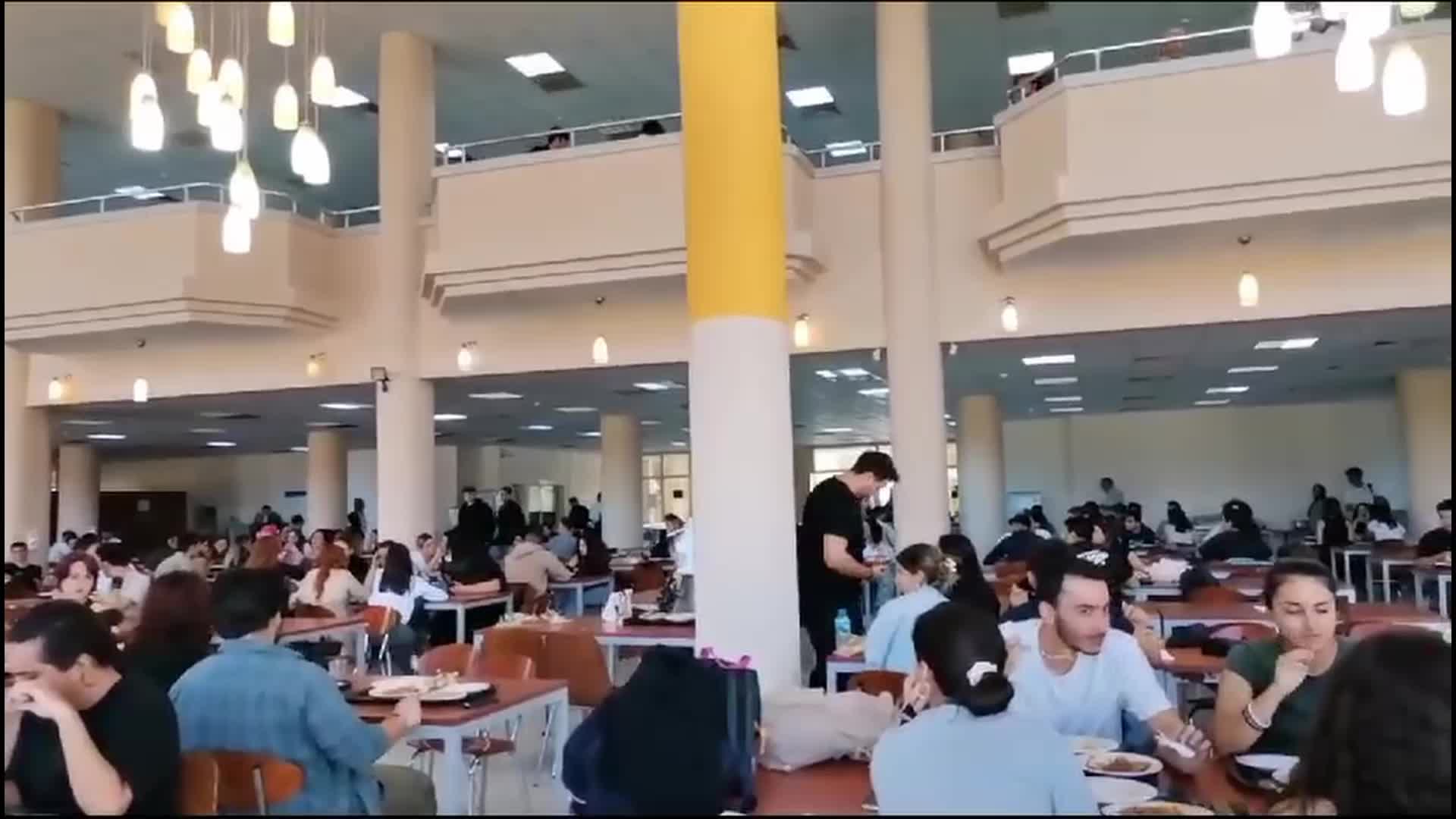 DOKUZ EYLÜL ÜNİVERSİTESİ ÖĞRENCİLERİ YEMEK ZAMMINI PROTESTO ETTİ, ÖZEL GÜVENLİK ENGELLEMEK İSTEDİ