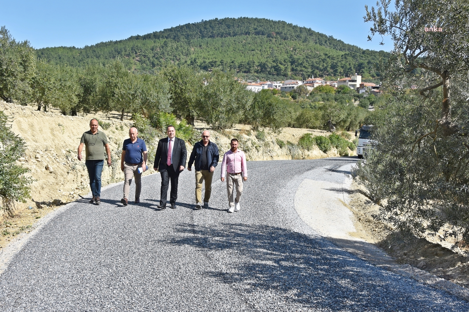 AKHİSAR BELEDİYE BAŞKANI DUTLULU, YATAĞAN VE ZEYTİNLİOVA MAHALLELERİ BAĞLANTI YOLUNDA İNCELEMELERDE BULUNDU