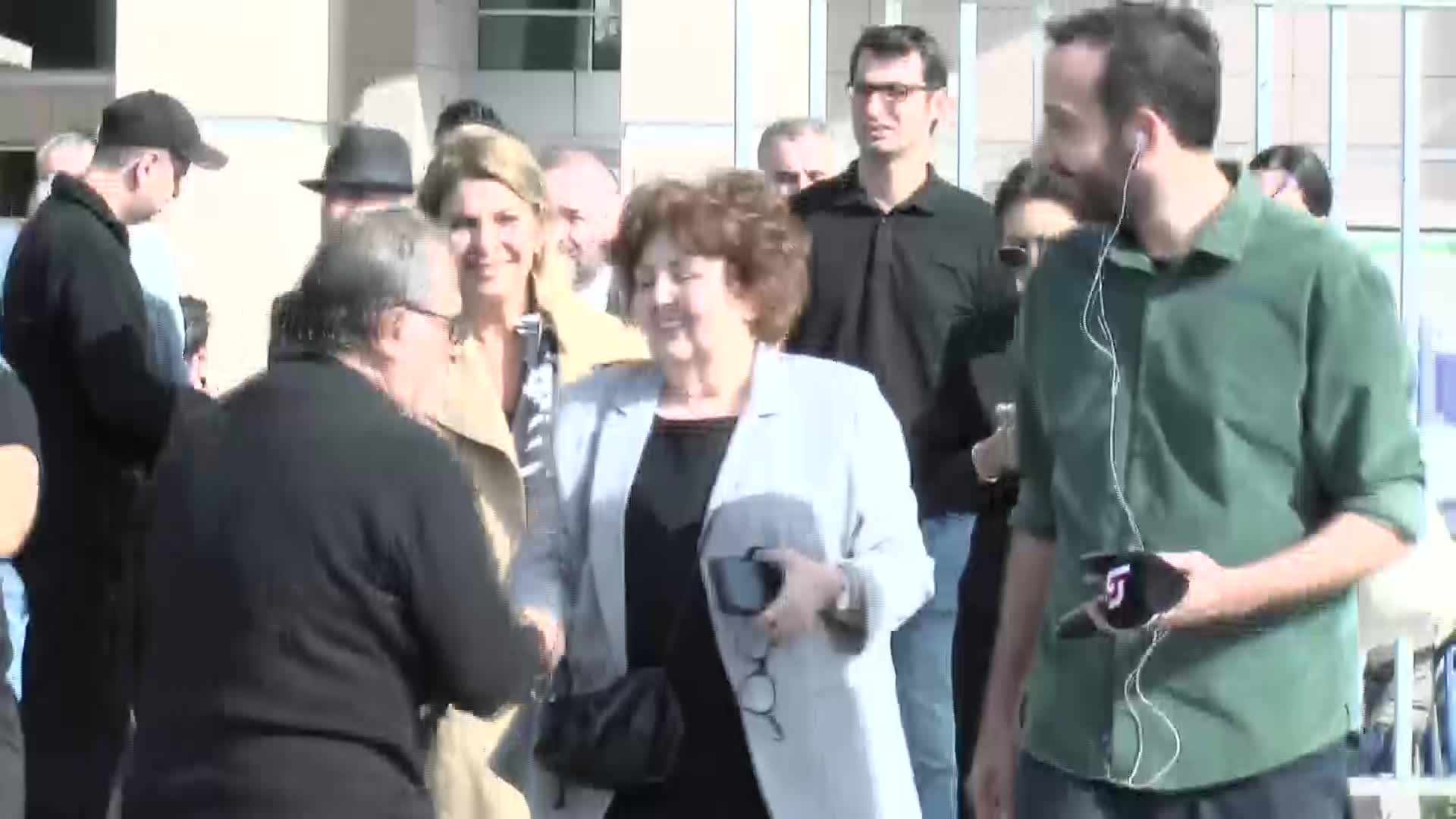 GAZETECİ AYŞENUR ARSLAN ADLİYE ÇIKIŞI KONUŞTU: "BEN GERÇEKTE NEYİ KASTETTİĞİMİ ANLATTIM. NETİCEDE SERBEST KALDIM. YORUCU BİR SÜREÇ"