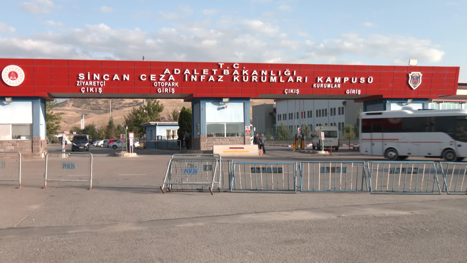 AHMET ZEKİ ÜÇOK, BATUHAN ÇOLAK VE SÜHA ÇARDAKLI’YI SİNCAN CEZAEVİ’NDE ZİYARET ETTİ: “FETÖ’CÜLERE DAHİ YAPILMAYAN İŞKENCENİN YAPILDIĞINI, KENDİLERİNİN SAÇLARININ 3 NUMARAYA KAZITILDIĞINI MAALESEF GÖZLERİMİZLE GÖRDÜK”