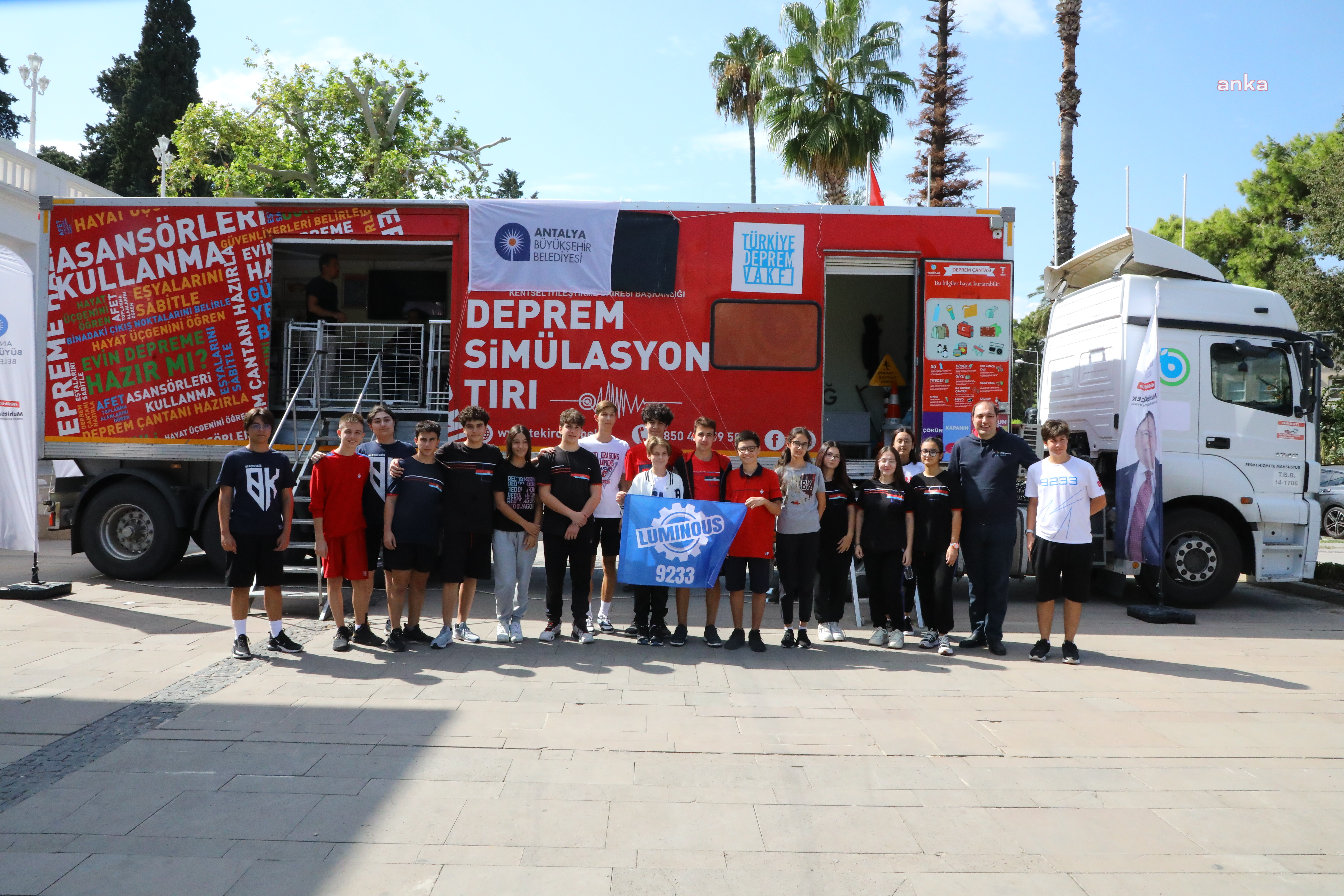 ANTALYA BÜYÜKŞEHİR BELEDİYESİ’NDEN ÖĞRENCİLERE DEPREM SİMÜLASYON TIR'INDA EĞİTİM
