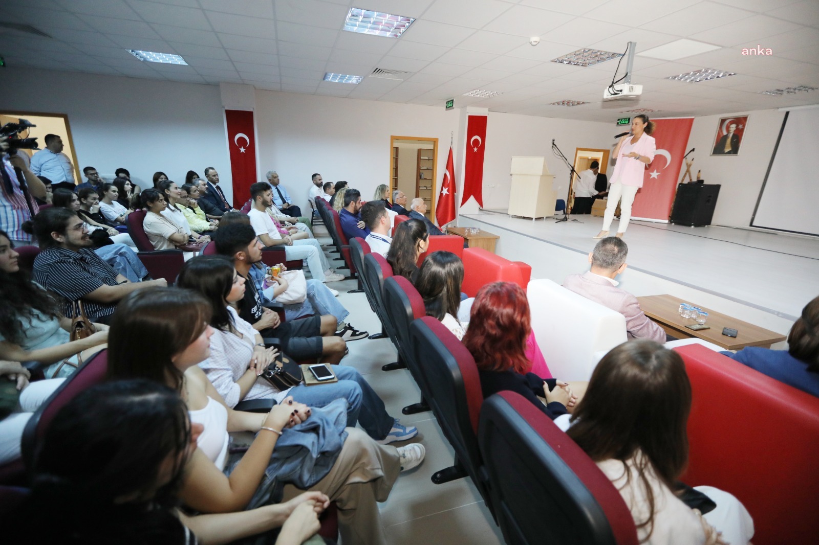 EFES SELÇUK BELEDİYE BAŞKANI BAŞKAN FİLİZ CERİTOĞLU SENGEL ÜNİVERSİTELİ ÖĞRENCİLERE SESLENDİ: "KAPIMIZ SİZE HER ZAMAN AÇIK"
