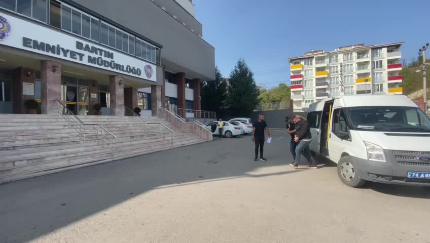 BARTIN MERKEZLİ 3 İLDE YASADIŞI BAHİS OYNATANLARA OPERASYONDA 5 KİŞİ GÖZALTINA ALINDI
