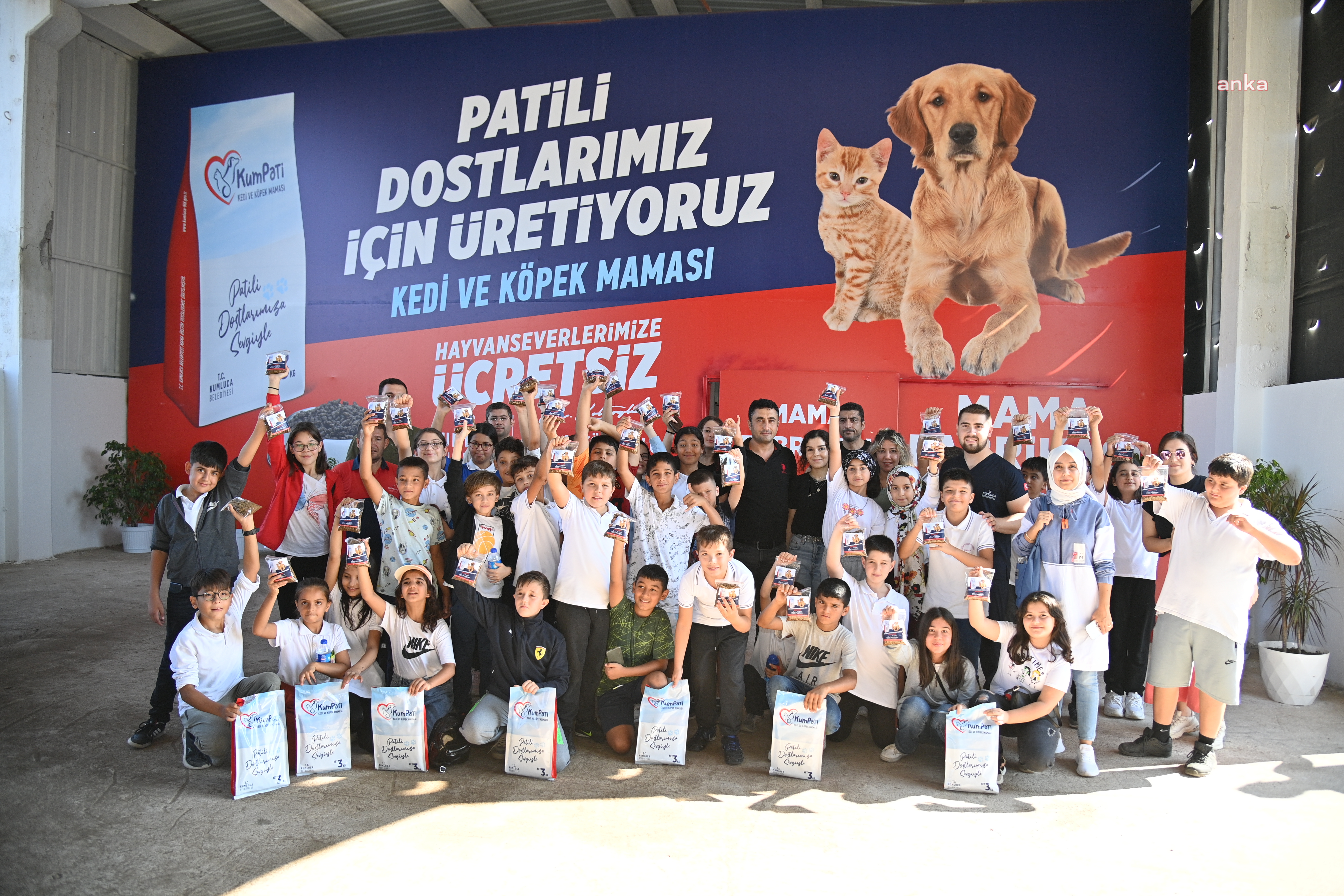 KUMLUCA'DA 4 EKİM HAYVANLARI KORUMA GÜNÜ KUMPATİ MAMALARIYLA KUTLANDI