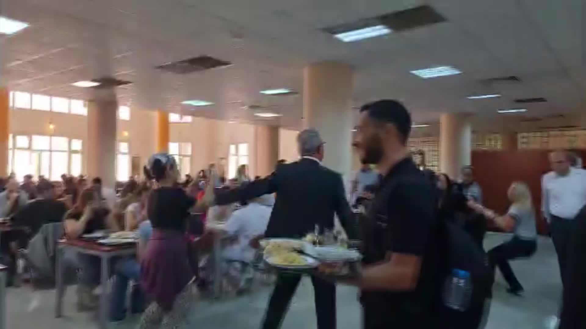 DOKUZ EYLÜL ÜNİVERSİTESİ'NDE YEMEK ZAMMI PROTESTO EDEN ÖĞRENCİLER GÖZALTINA ALINDI