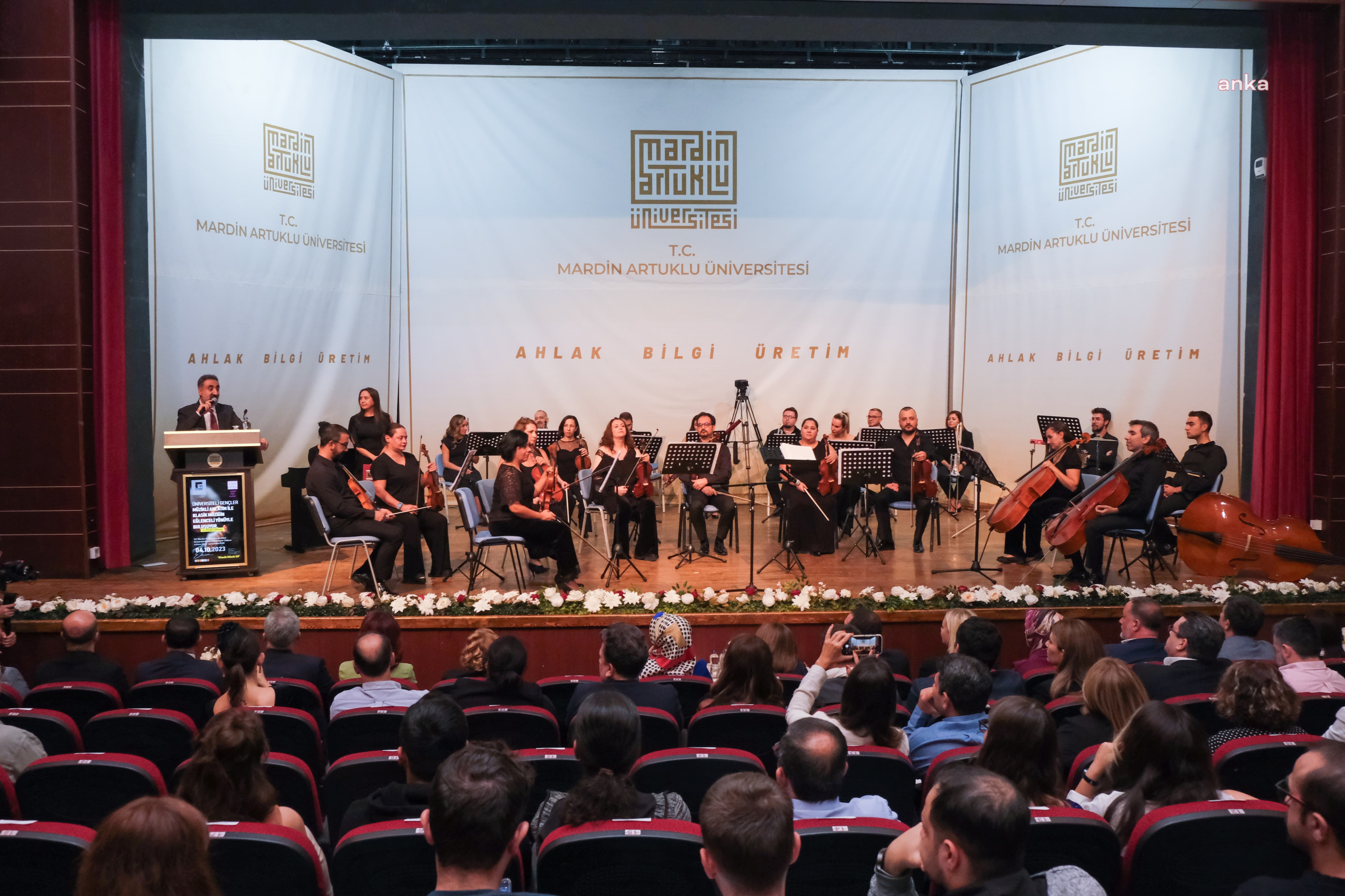 RENGİM GÖKMEN YÖNETİMİNDEKİ ETİSAN HOLDİNG ODA ORKESTRASI, “KLASİK MÜZİK 101” KONSERİYLE ARTUKLU ÜNİVERSİTESİ SAHNESİNDEYDİ