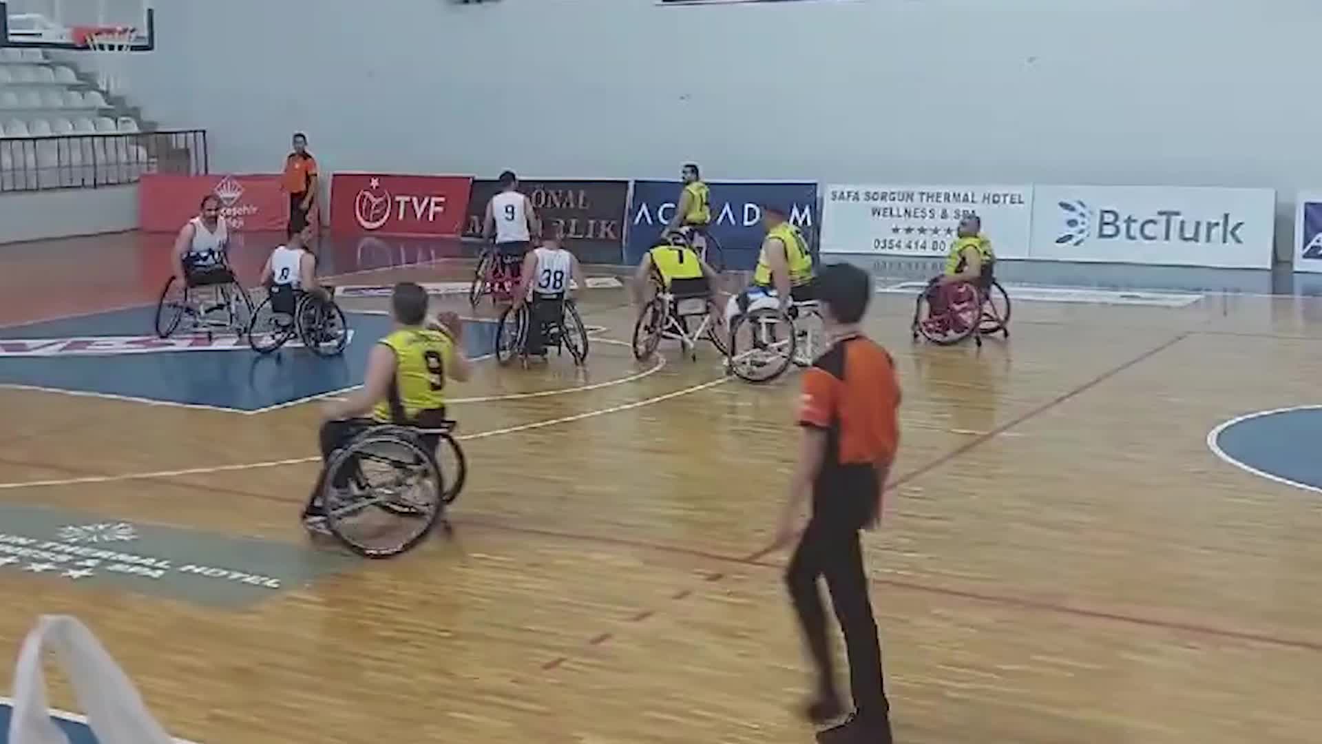 YOZGAT’IN ENGELLİLER BASKETBOL TAKIMI, EKONOMİK SIKINTILAR NEDENİYLE LİG MÜSABAKALARINA ARA VERDİ