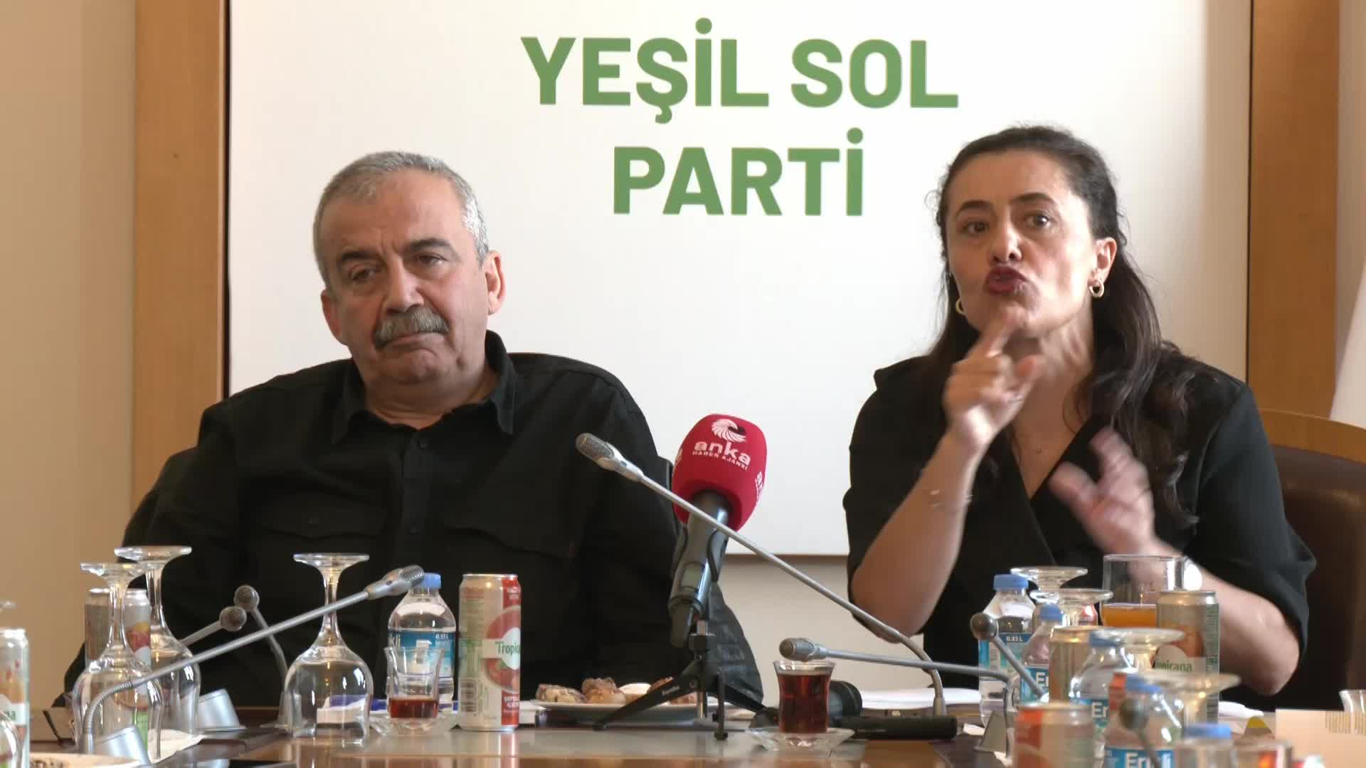 SIRRI SÜREYYA ÖNDER: "KOBANİ İDDİANAMESİ AKP'Yİ İLERİDE YARGILAMAK İSTEYENLER BAKIMINDAN BİR ÖN İDDİANAME NİTELİĞİNDEDİR"