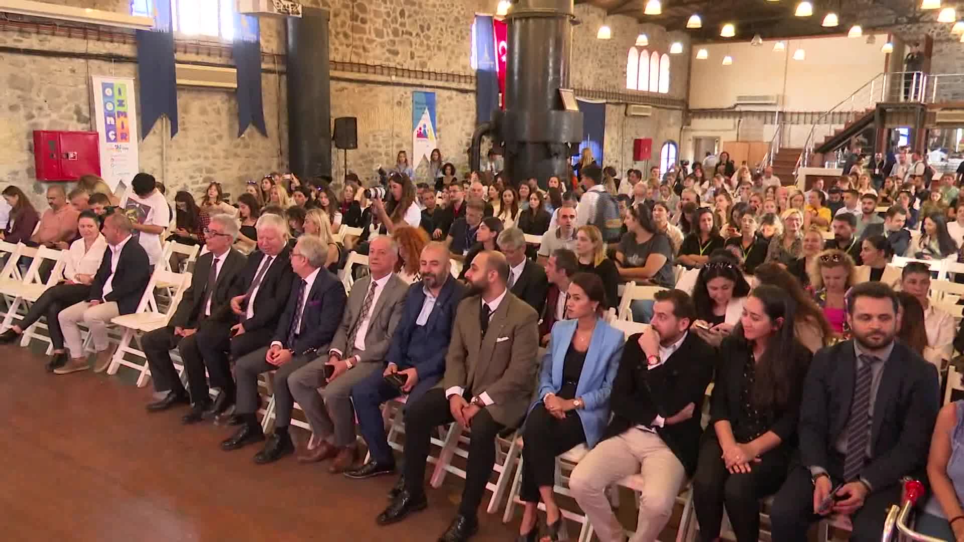 İZMİR'DE İŞ DÜNYASI İLE İŞ ARAYAN GENÇLER KARİYER FUARI’NDA BULUŞTU