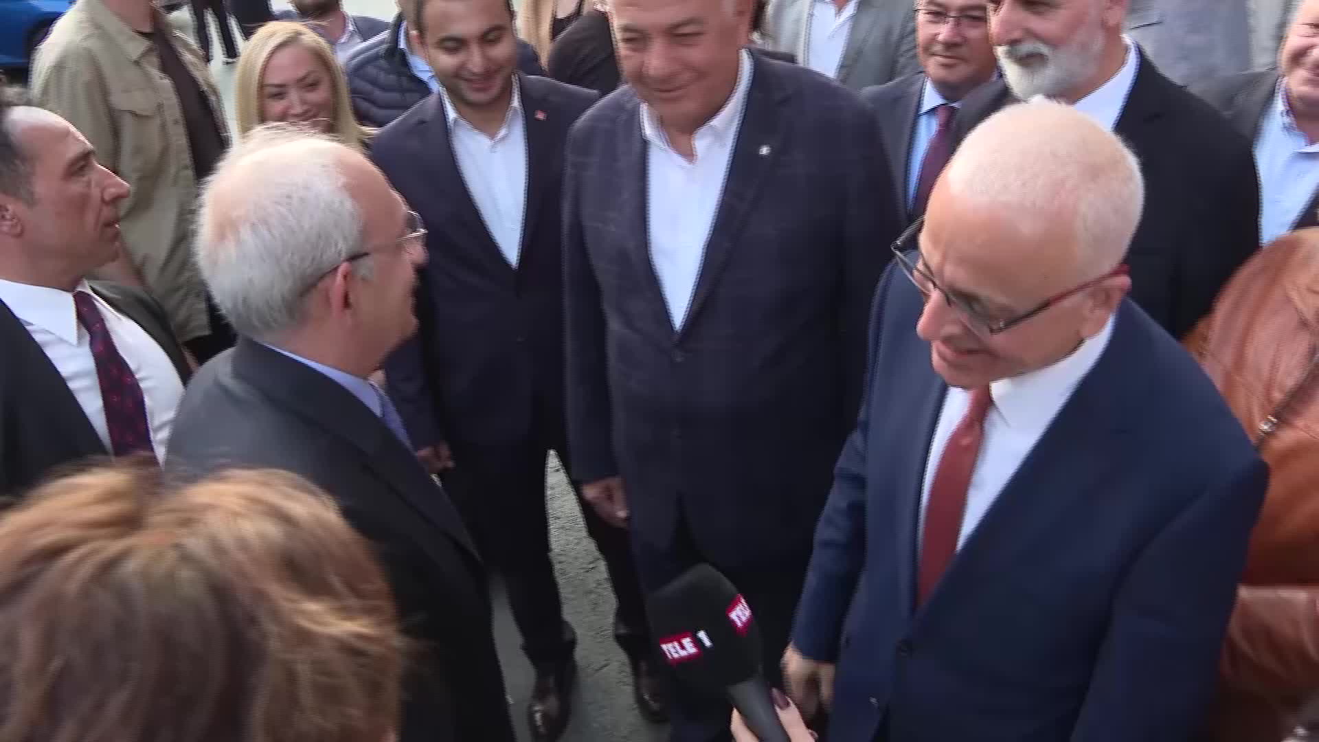 KILIÇDAROĞLU, 101 GÜNLÜK TUTUKLULUĞUN ARDINDAN TAHLİYE EDİLEN MERDAN YANARDAĞ'I ZİYARET ETTİ: "BU ÜLKENİN AYDINLARI İKTİDARIN DÜŞÜNDÜĞÜ DÜNYAYA HİZMET ETMEDİKLERİ İÇİN CEZALANDIRILIYOR"