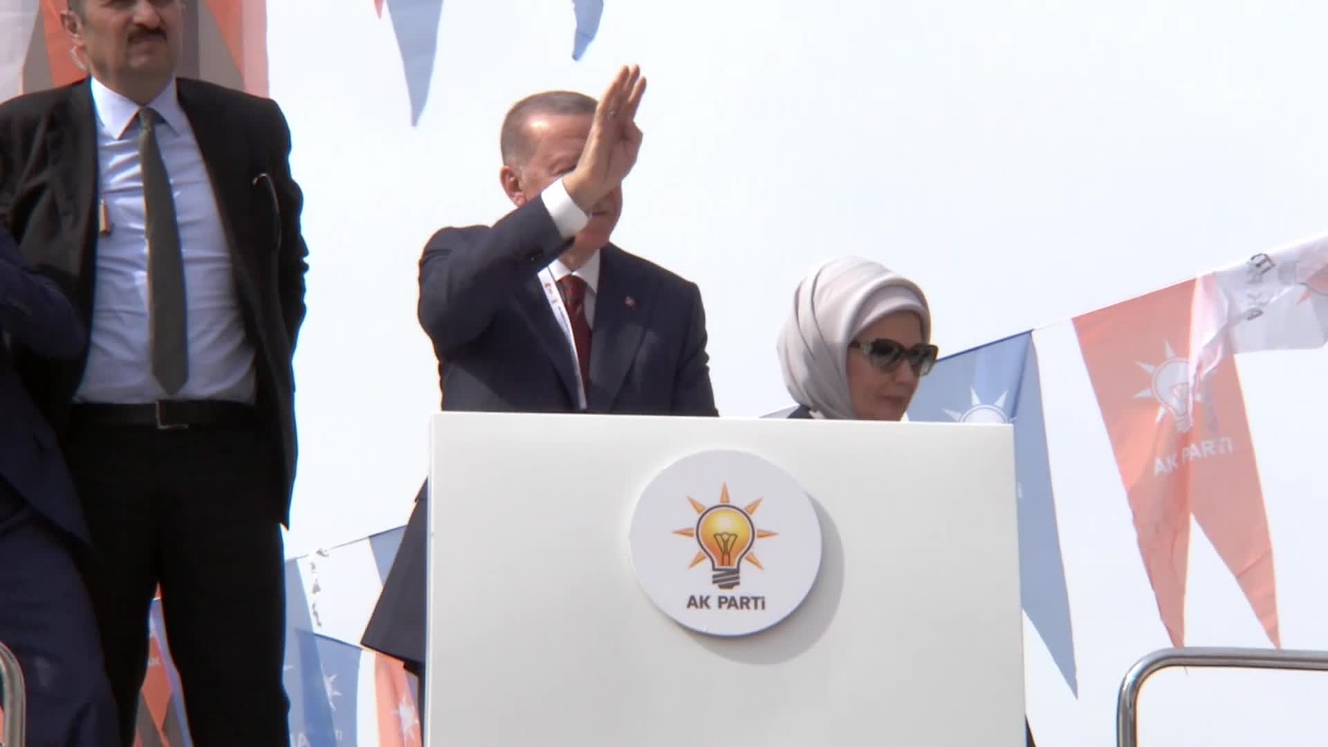 ERDOĞAN: “14 VE 28 MAYIS SEÇİMLERİNDE OLDUĞU GİBİ 31 MART'TA DA AK PARTİ VE CUMHUR İTTİFAKI OLARAK İPİ YİNE GÖĞÜSLEMEYE HAZIR MIYIZ?”